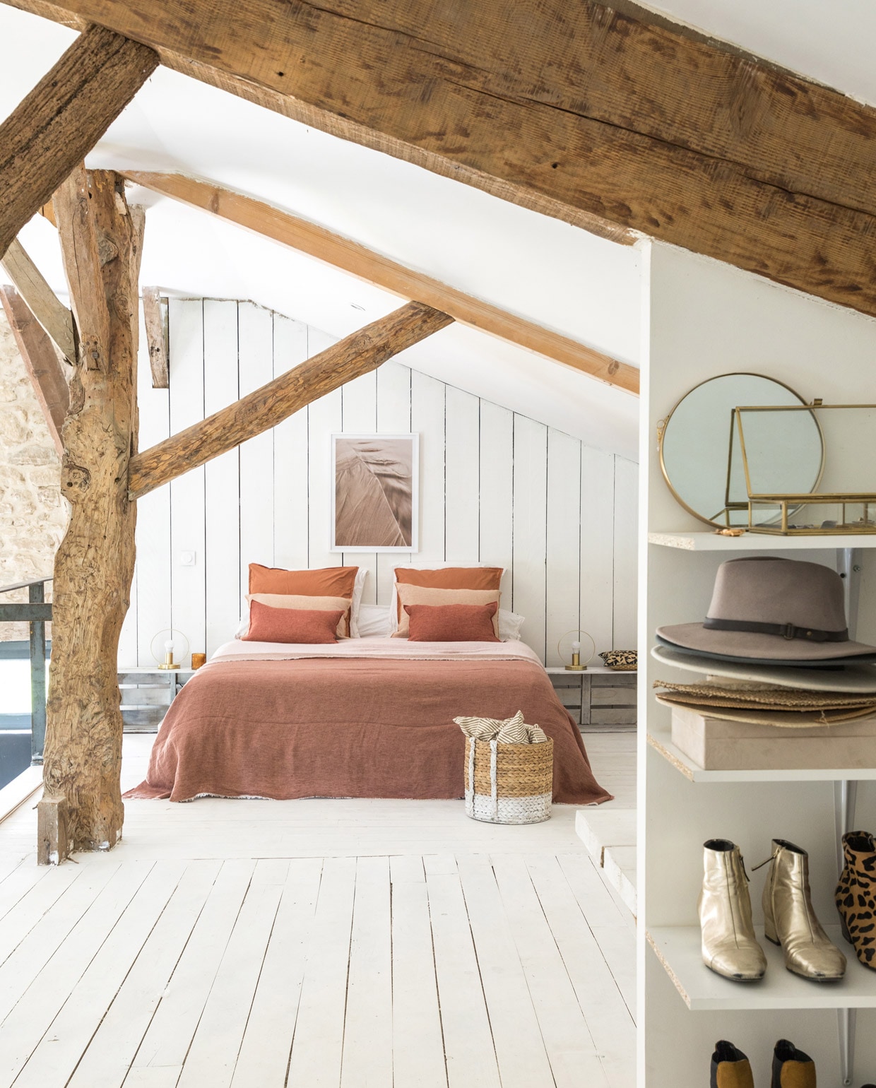 Eikenhouten vloer Point.p, witte verf Dulux Valentine. Bedlampen Casa, schilderijlijst Desenio. Linnen plaid, kussens, mand en beddengoed Maison de Vacances. Spiegel La Redoute. Overig herkomst onbekend.