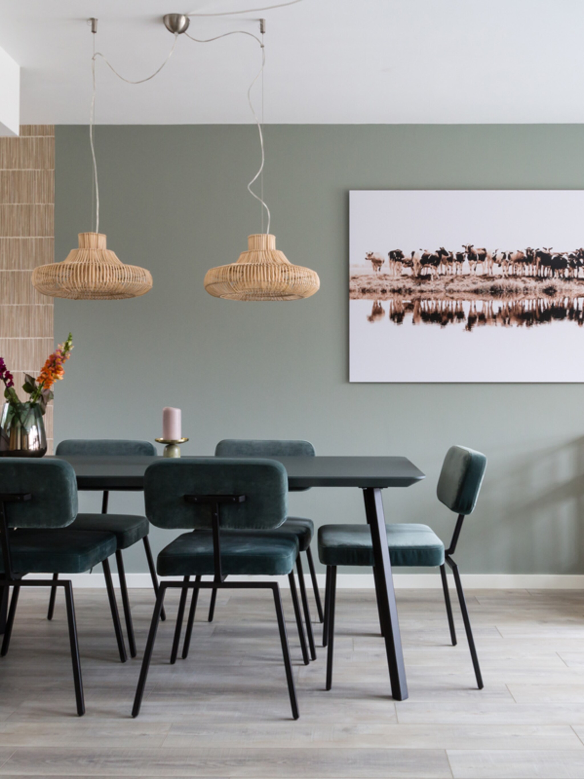 waan je in de jungle met rieten hanglampen boven de eettafel
