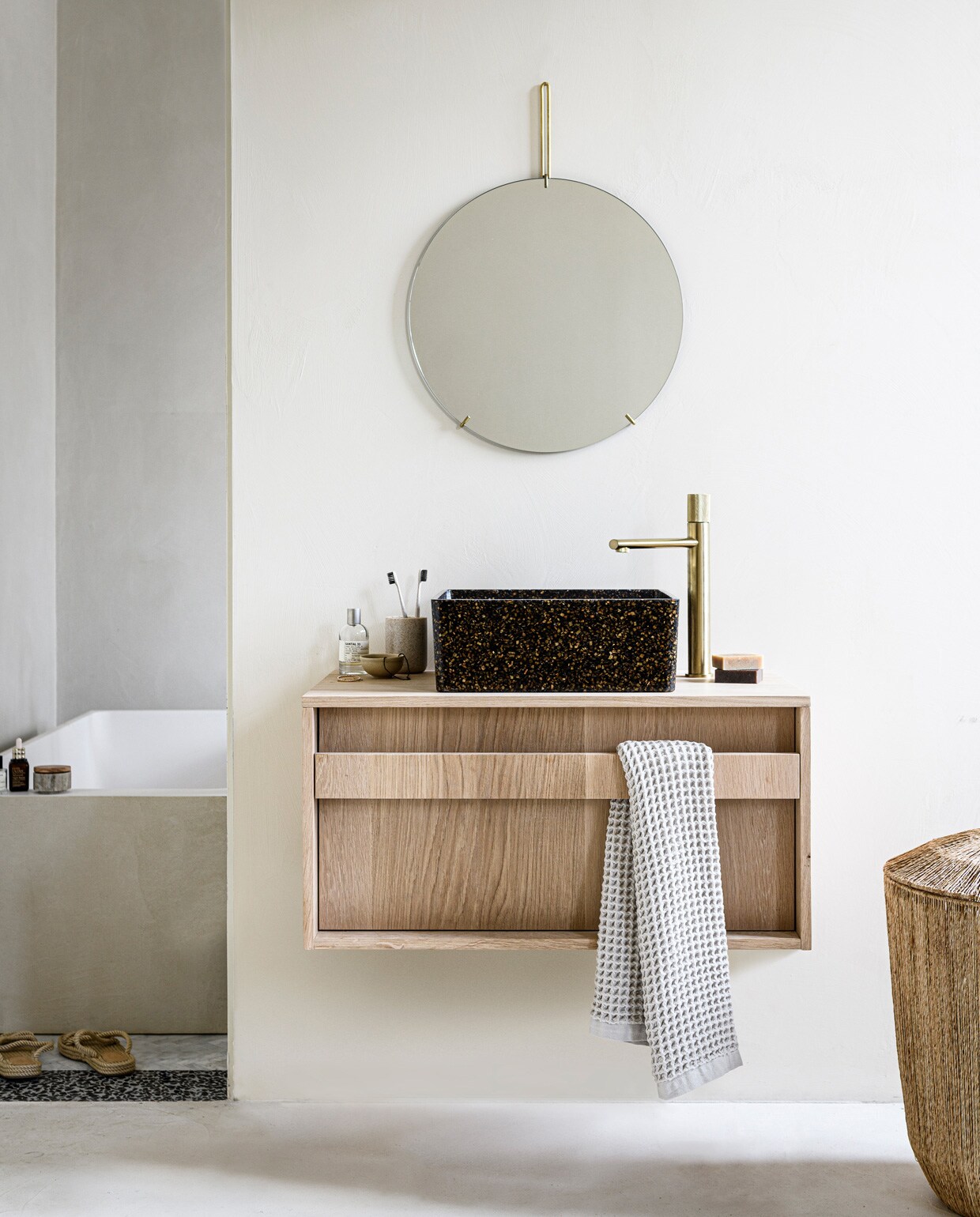Kleur op de muur Mikonos van We Are Wow Makers, prijs op aanvraag (anoukb.com). Messing spiegel van Moebe, 50 cm (Ø) , wastafel van houtcomposiet bestaande uit echte houtsnippers WB07 in kleur Root (aedamanthony.nl). Hoge wastafelkraan van geborsteld messing (tworooms.nl). Bad ontwerp van Anouk B in samenwerking met Not Only White, prijs op aanvraag (anoukb.com). Zeep (zeeplokaal.nl). Handdoek Mova van Marc O’Polo 50×100 cm, schaaltje Juras (vtwonen.nl). Parfum van Le Labo (skins.nl). Tandenborstelbeker (hm.com/nl). Tandenborstels van Meraki (Loods5.nl). Slippers (zarahome.com). Overig privébezit.