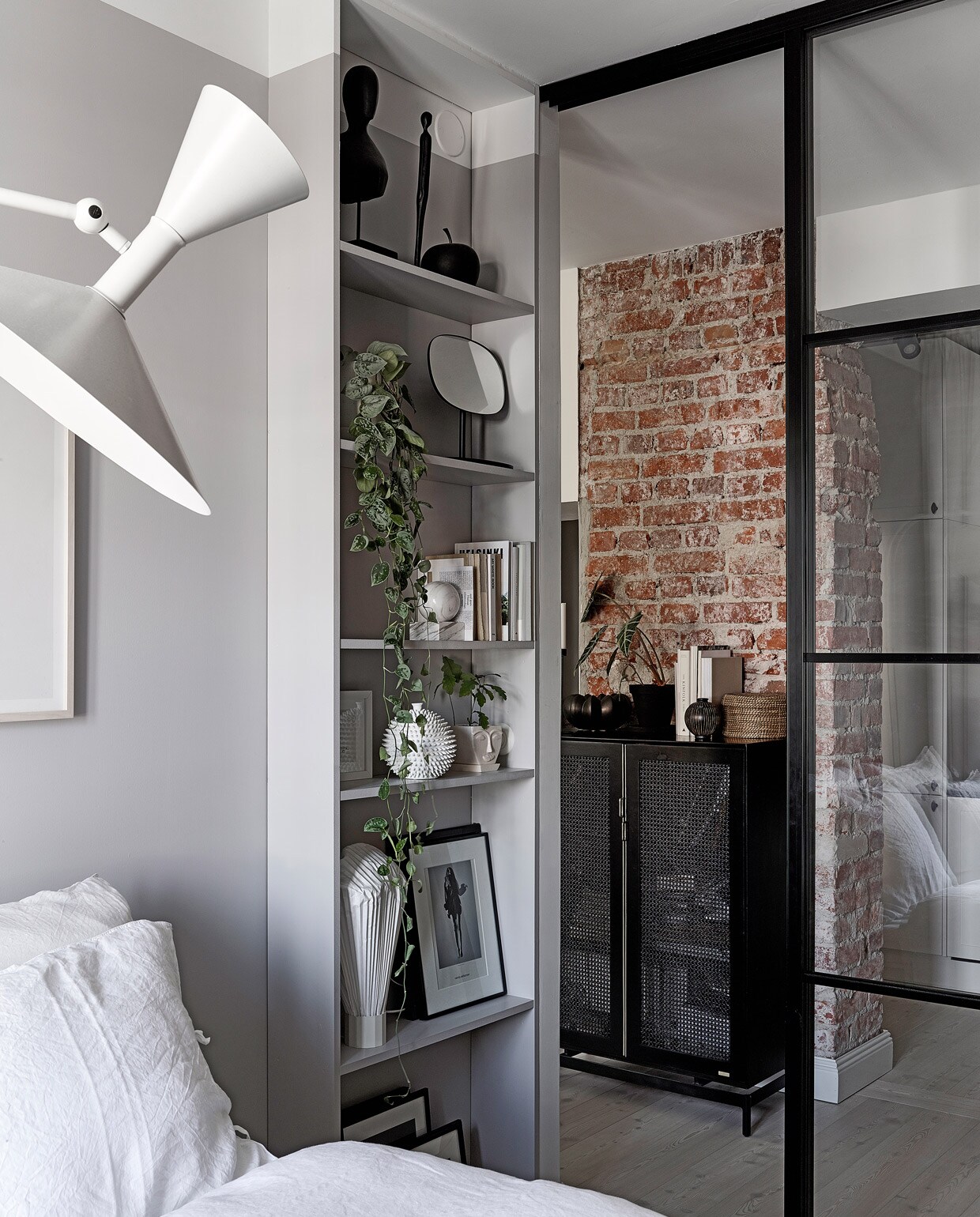 Stalen deur Lasitehdas. Wandlamp Lampe de Marseille Nemo