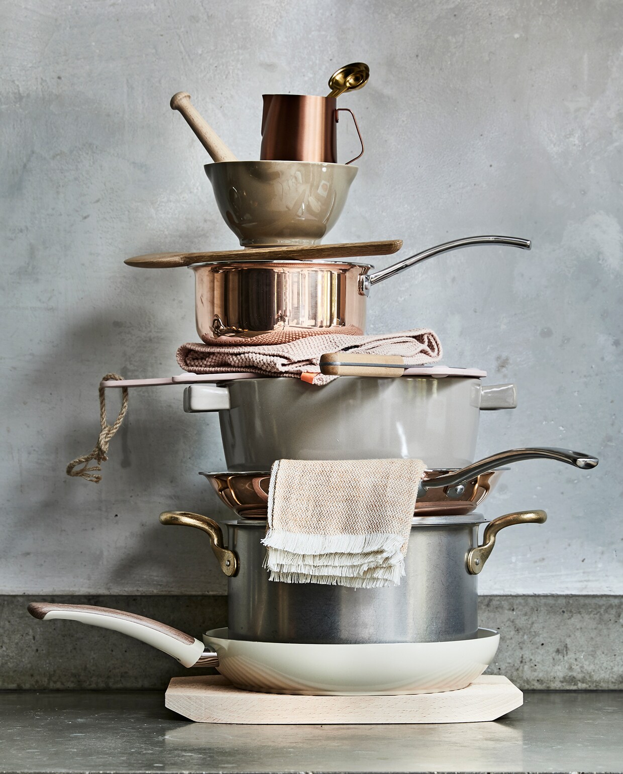 Van boven naar beneden: Maatlepels van Bloomingville, set van 4 € 12,50 Melkkan van Barista &amp; Co, 340 ml € 24,95 3. Vijzel en stamper van Emile Henry, Ø 14 cm € 29,25 Snijplank Surface Dune van Serax, 39×18 cm (lxb) € 59,- Steelpan New Vintage van BK, Ø 16 cm € 69,- Handdoek Vanilla &amp; Rose van Oyoy, 38×58 cm (lxb) € 12,25 Snijplank Chop Chop van Zuperzozial, 37,5×15 cm (lxb) € 19,95 Koksmes Surface van Serax € 95,- Keramische kookpan New Vintage van BK, Ø 24 cm € 55,- Koekenpan New Vintage van BK, Ø 28 cm € 89,- Theedoek Blend van Ferm Living, 50×70 cm (lxb) € 14,- Kookpan van Sambonet, 6,5 liter € 159,- Koekenpan Woodbe van Greenpan, Ø 28 cm € 49,99 Snijplank Field van Hay, 33,5×23,5 cm (lxb) € 49,- (vtwonen.nl).