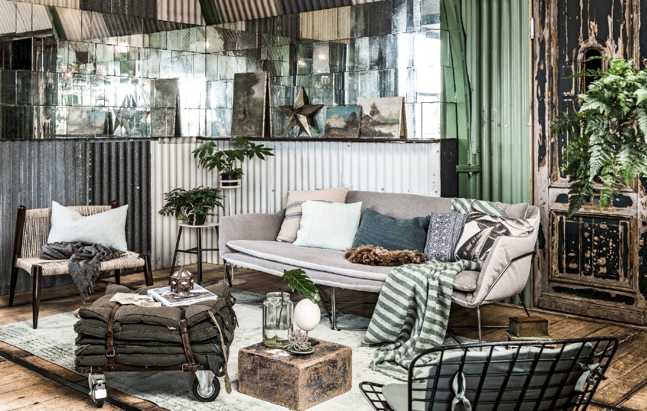 Vloerkleed, 275×184 cm € 590,- (Rozenkelim). Gevlochten stoel Wrap van Madam Stoltz, mint kussen van By Mölle, 40×60 cm € 59,95, kruk van House Doctor, 48×35 (hxØ) € 129,99, beige bank Anselm van Pomax, 208x98x75 cm (lxbxh) € 1940,- (www.vtwonen.nl). Oude portretkaarten € 4,50 (De Weldaad). Boek Rock the shack € 39,90 (Six and Sons). Roomwitte standaard € 20,- (Burbri Antiek). Oude schilderijtjes vanaf € 5,-, bruine schapenvacht € 65,-, glazen vaas € 15,-, houten doos € 20,- (Van Dijk &amp; Ko). Ster € 49,95 (Anna+Nina). Beige gestreept kussen, 50×50 cm € 23,99, kussen met print, 50×50 cm € 23,99, zwart-wit kussen, 50×50 cm € 23,99, gestreepte plaid, 130×170 cm € 119,99 (Sissy-Boy). Mint kussen, 50×50 cm € 45,-, groen kussen € 79,- (By Mölle). Struisvogelei € 45,- (Six and Sons). Blauw plaid en oud doosje privébezit, poef op wielen, groen bordje en zwarte metalen stoel privébezit Hangar Amsterdam.