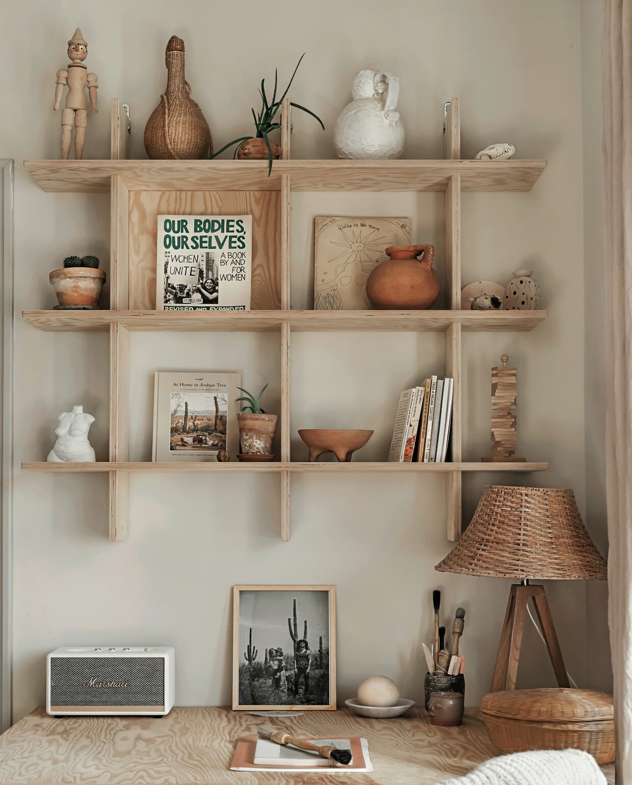 Bureau, stoel en hangkast Ikea, witte torso zelfgemaakt, speaker Marshall. Overig herkomst onbekend.