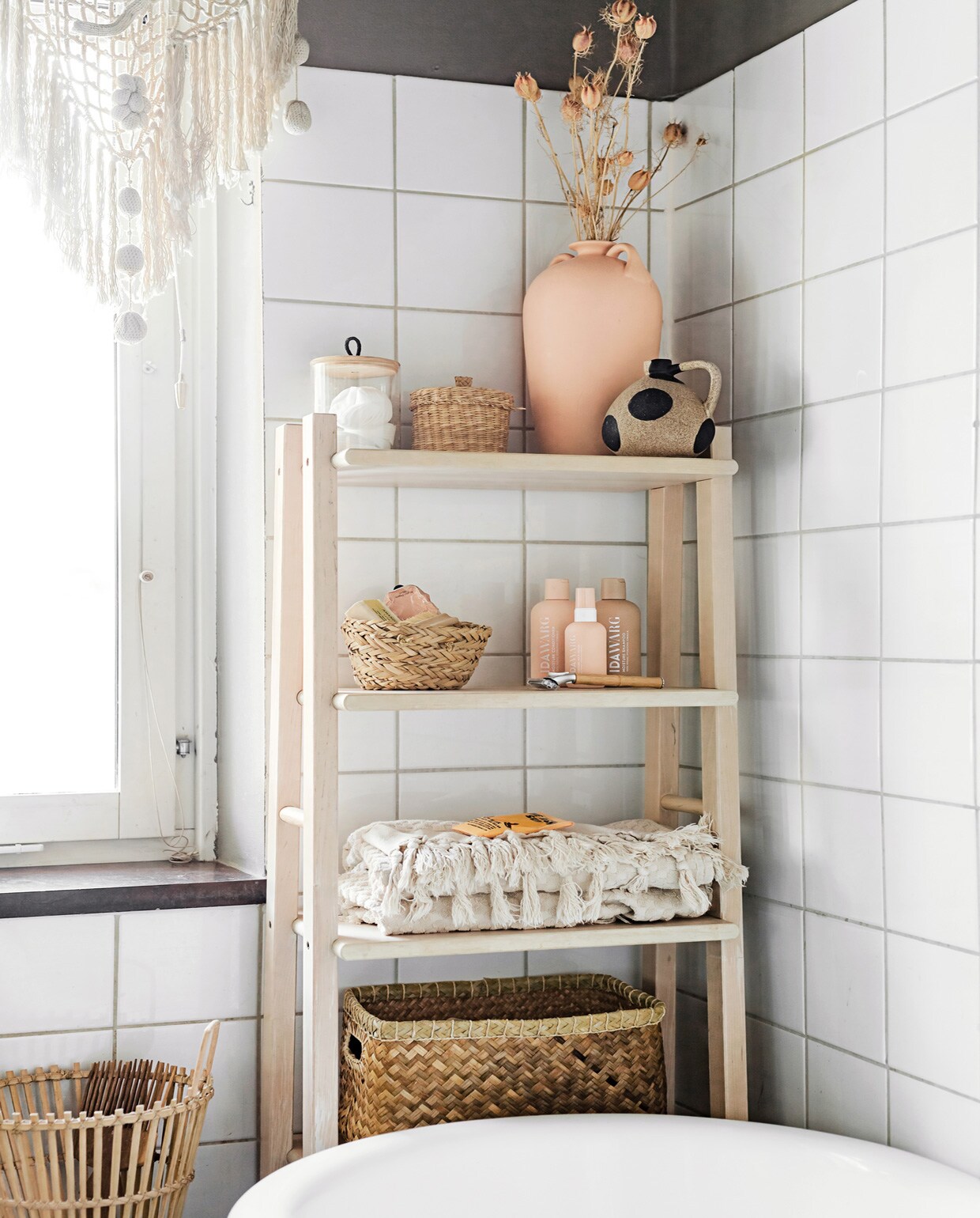 Badkamerkast Ikea, terra vaas vintage, gestippelde vaas en handdoeken H&amp;M Home, haarproducten Ida Warg, manden Afroart. Overig herkomst onbekend.