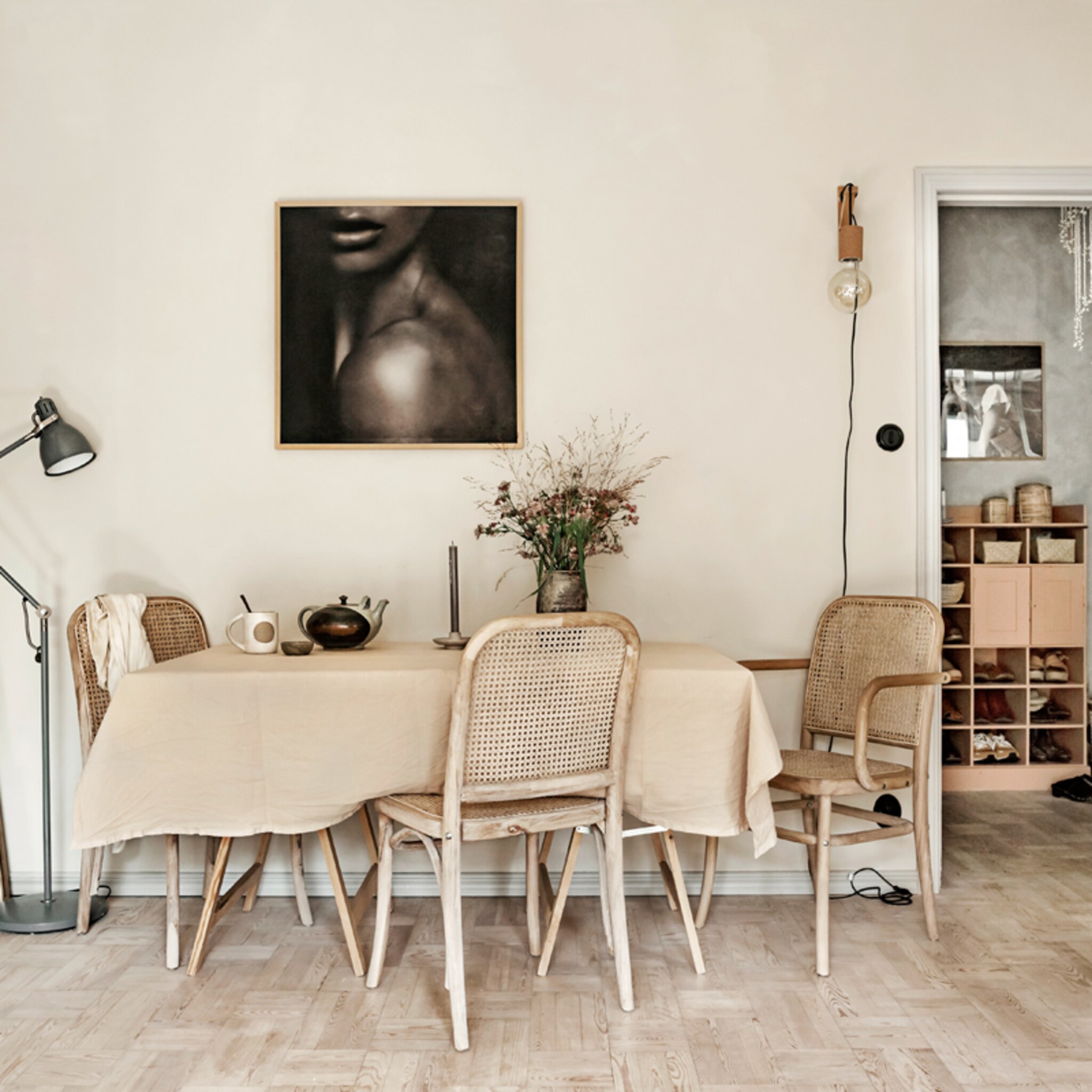 binnenkijken in een stockholms appartement met aardse kleuren