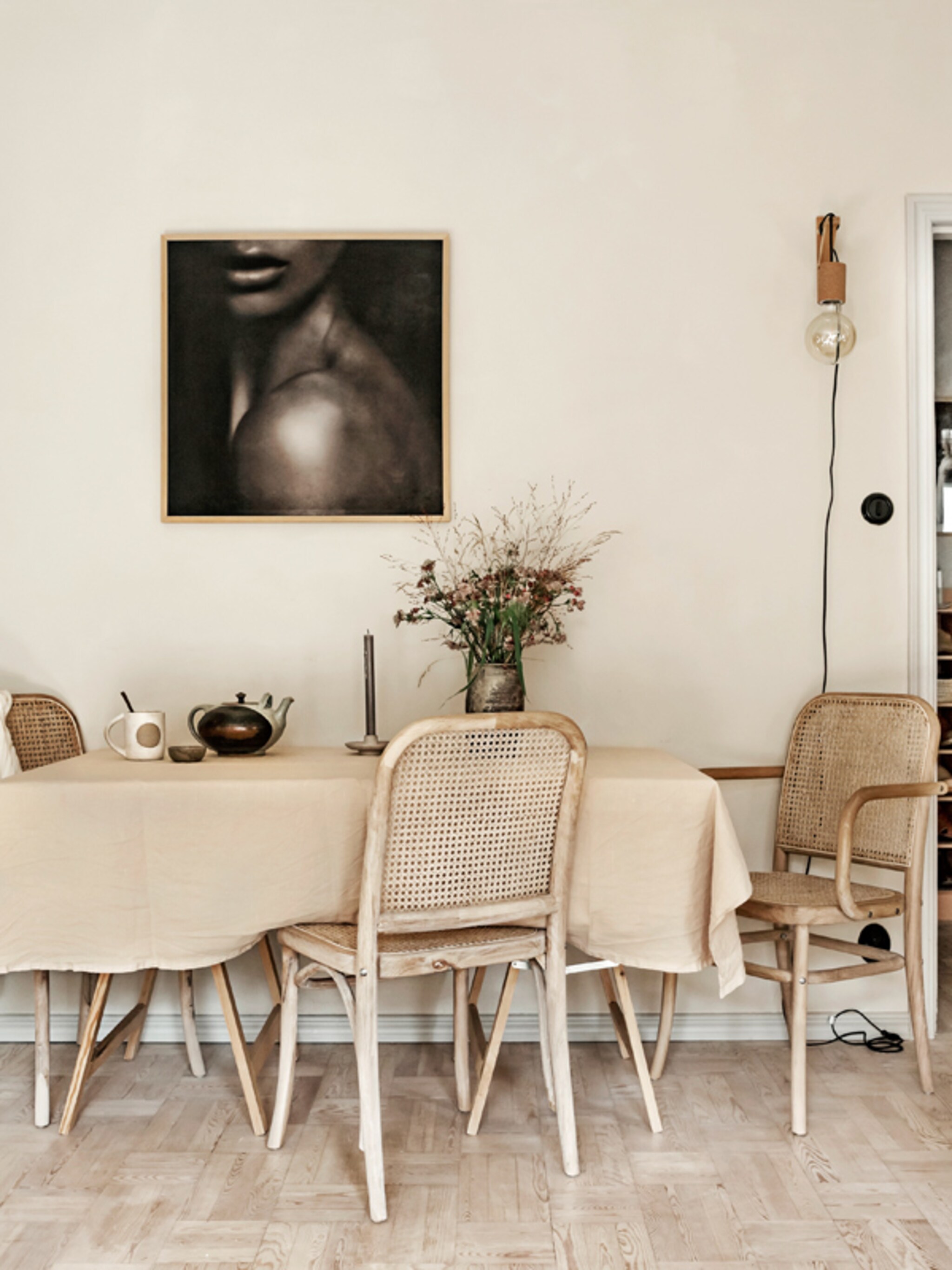 binnenkijken in een stockholms appartement met aardse kleuren