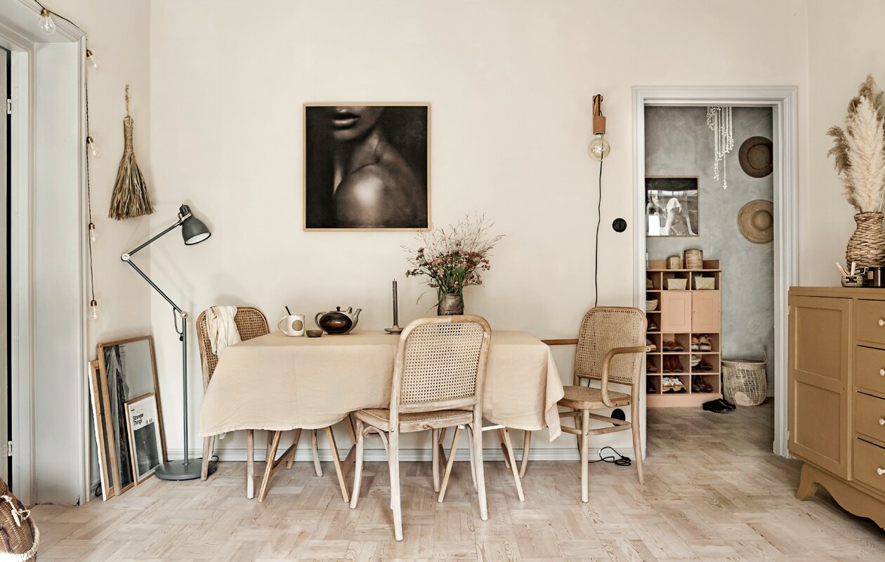 Tafel en wandlamp zelfgemaakt, stoelen Ellos. Tafelkleed en theepot vintage. Vaas Tine K Home, schaaltje House Doctor, mok meegenomen uit Texas. Overig herkomst onbekend.