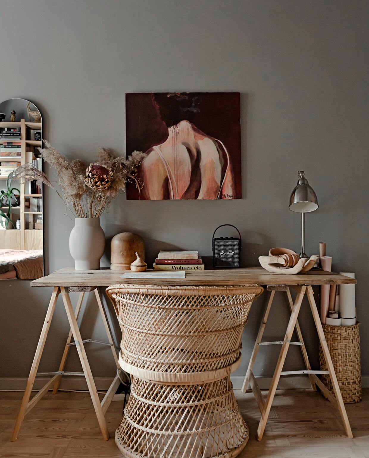 Spiegel en rotan stoel vintage, bureau zelfgemaakt, speaker Marshall, lamp Ikea, hand Bodil Vintage, schilderij gemaakt door Anna’s vader, overig herkomst onbekend.