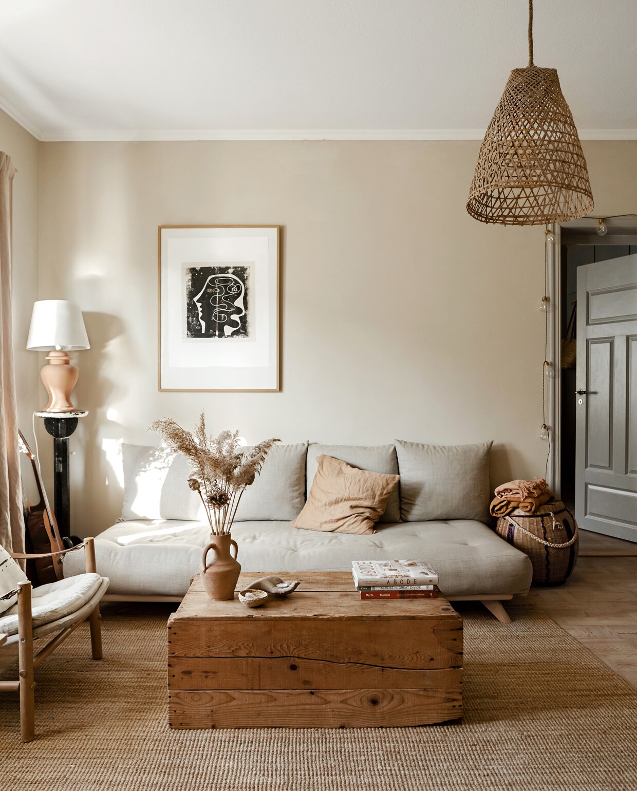 Bank Karup design, kussen Poudre Organic, poster Tate Shop, tafel van een omgekeerde kist, hanglamp AB Småland, vintage fauteuil Bror Boije. Overig vintage. Vergelijkbare muurkleur Clay Pale 152 van Little Greene.