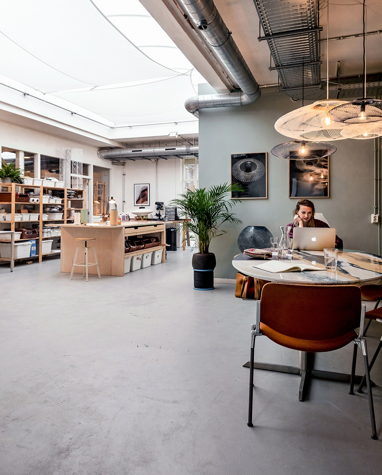 ‘We staan bekend als lichtontwerpers, maar dat is niet wie wij zijn. Ons gaat het om het materiaal en de techniek. Zo zijn we nu bezig met het ontwikkelen van een bankje van plywood. Het is een heel mooi designobject: in principe functioneel, maar vaak ook niet. De technologie achter ‘moulded plywood’ is net zo fascinerend als werken met een robot.’