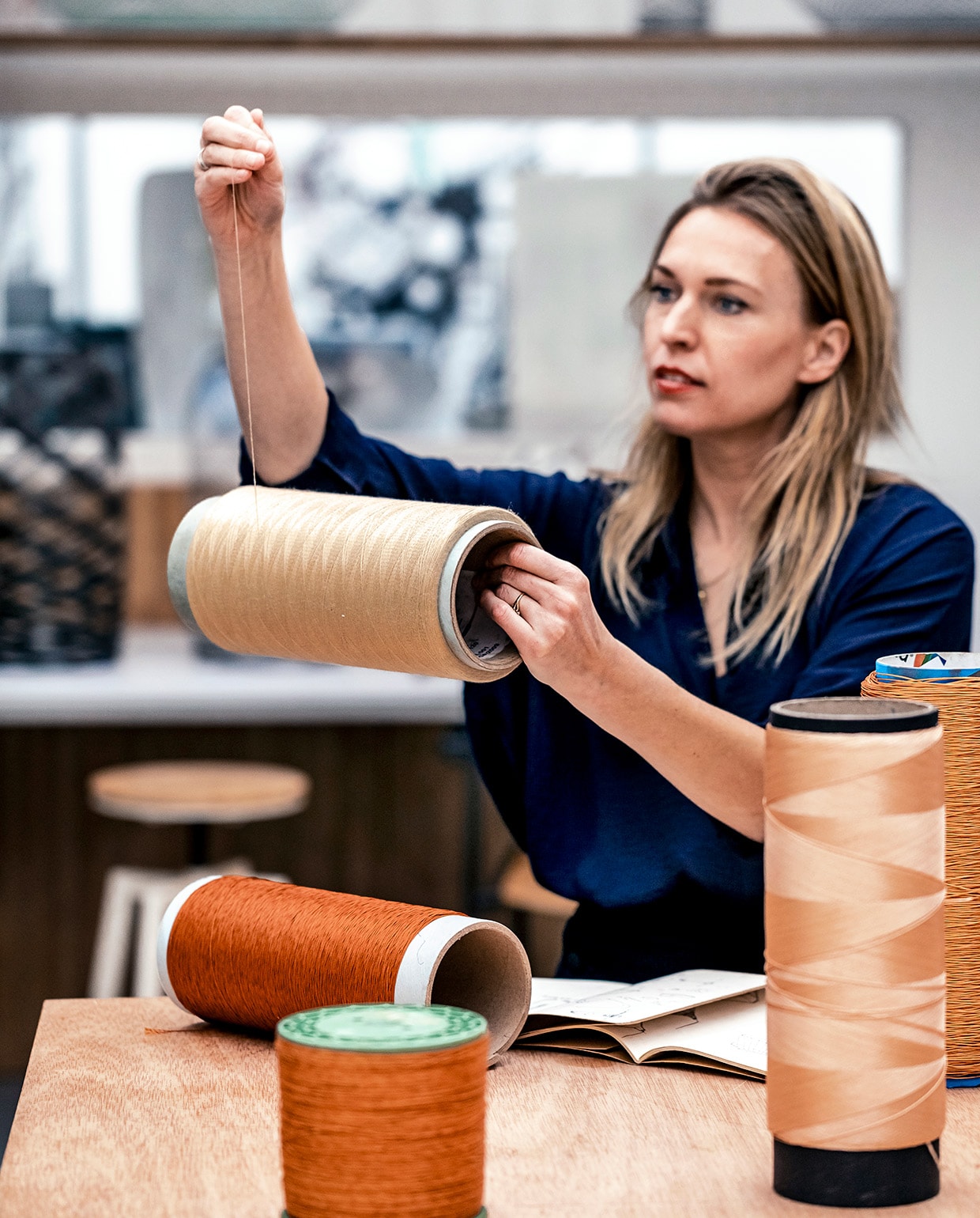 ‘Wij proberen continu nieuwe vezels uit, van carbon- tot glasvezel. Het materiaal bepaalt de sterkte en stijfheid. Afhankelijk van wat we willen bereiken, kiezen we de vezel. Sommige lampen kun je zelfs indrukken waarna ze in de oorspronkelijke vorm terugspringen.’