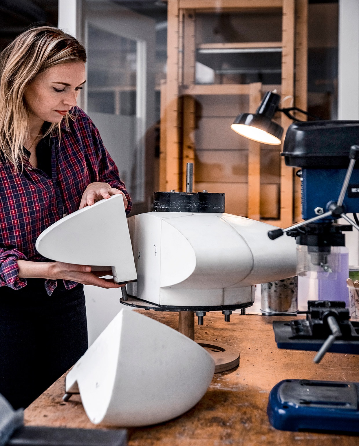 De puzzelstukjes van de mal bestaan uit een kern van foam met een polyester huid. ‘Net als een surfplank’, zegt Søren. ‘Daardoor is hij licht van gewicht en kan één persoon hem verplaatsen.’