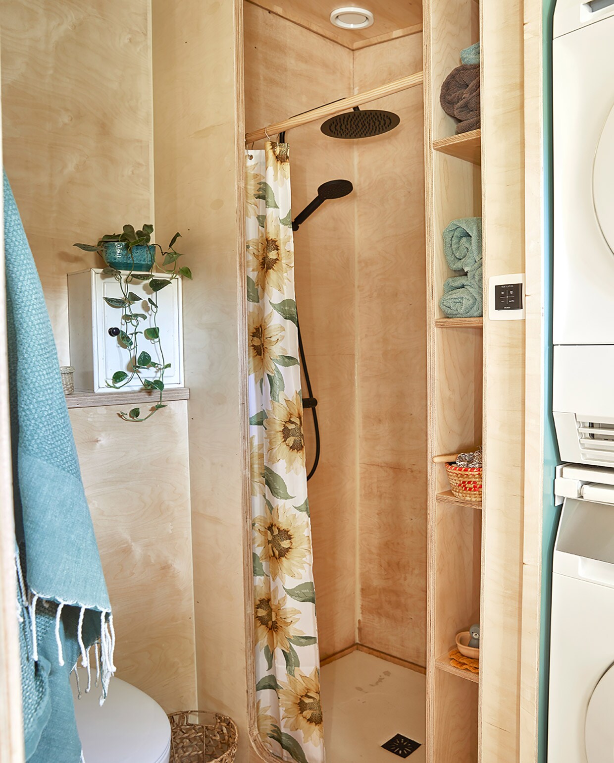 Hammamdoek herkomst onbekend. Apothekerskastje kringloop. Douchegordijn H&amp;M Home. Douche en kraan Praxis. Handdoeken Seashell.