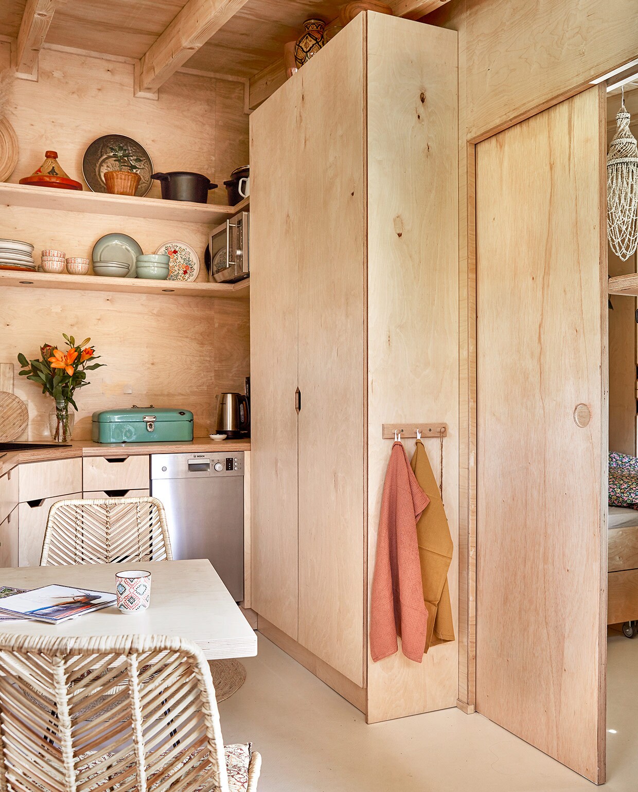 Voorraadkast zelfgemaakt. Potten en vazen boven op de kast en kapstok Dille &amp; Kamille. Theedoeken Kwantum. Kopje op tafel Tastoe. Lamp in slaapkamer en planthanger Curms.