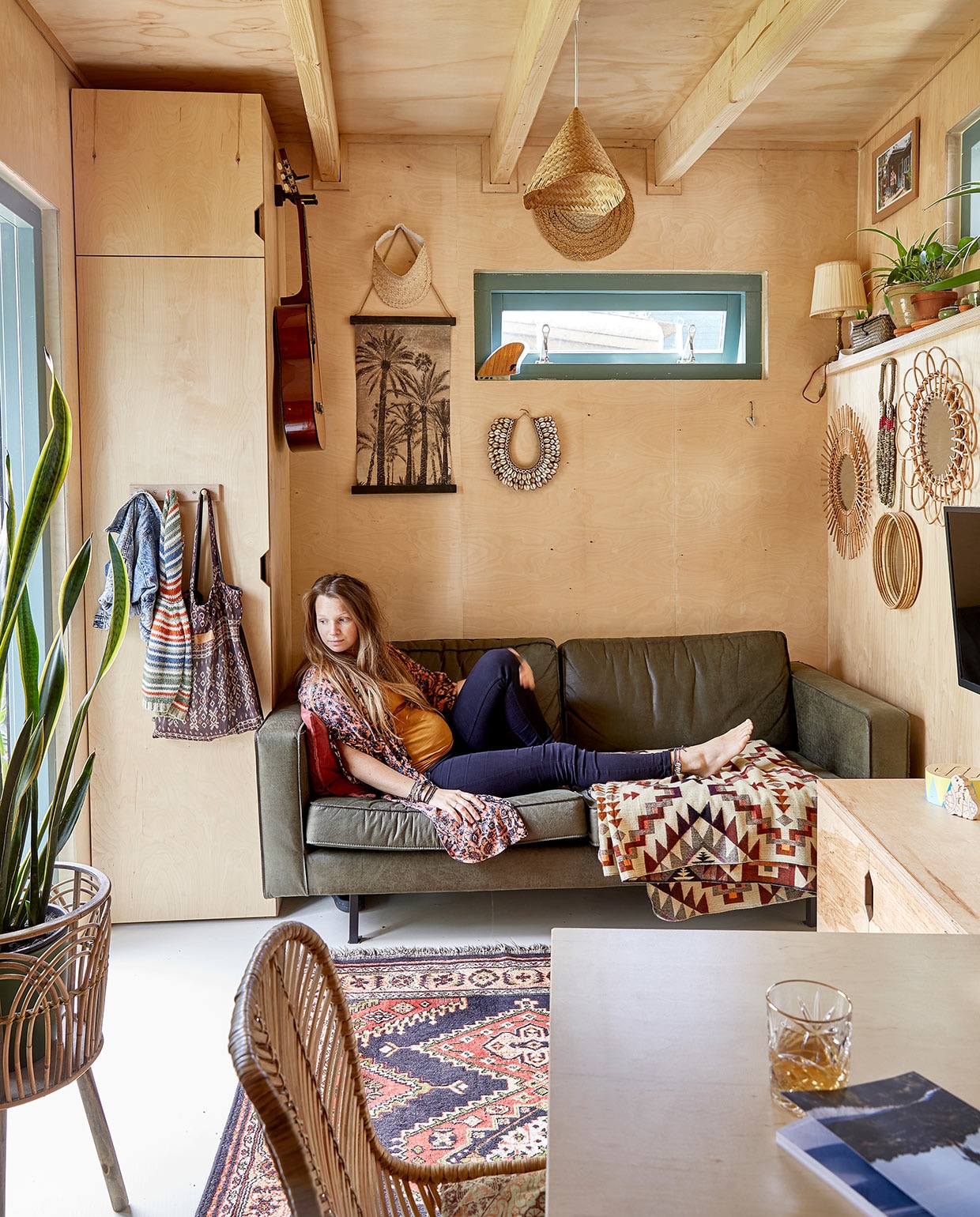 Kapstok Dille &amp; Kamille. Bank van Stefs ouders geweest. Kussen zelfgemaakt. Plaid souvenir uit Peru. Zonneklep, schelpenkettingen en rieten hanglamp souvenir uit Indonesië. Wandversiering kringloop. Rieten hoed, tissuebox en vloerkleed van Carmens ouders geweest. Lampje kringloop. Spiegels Xenos. Plantenpotten kringloop. Theeglas Hema.