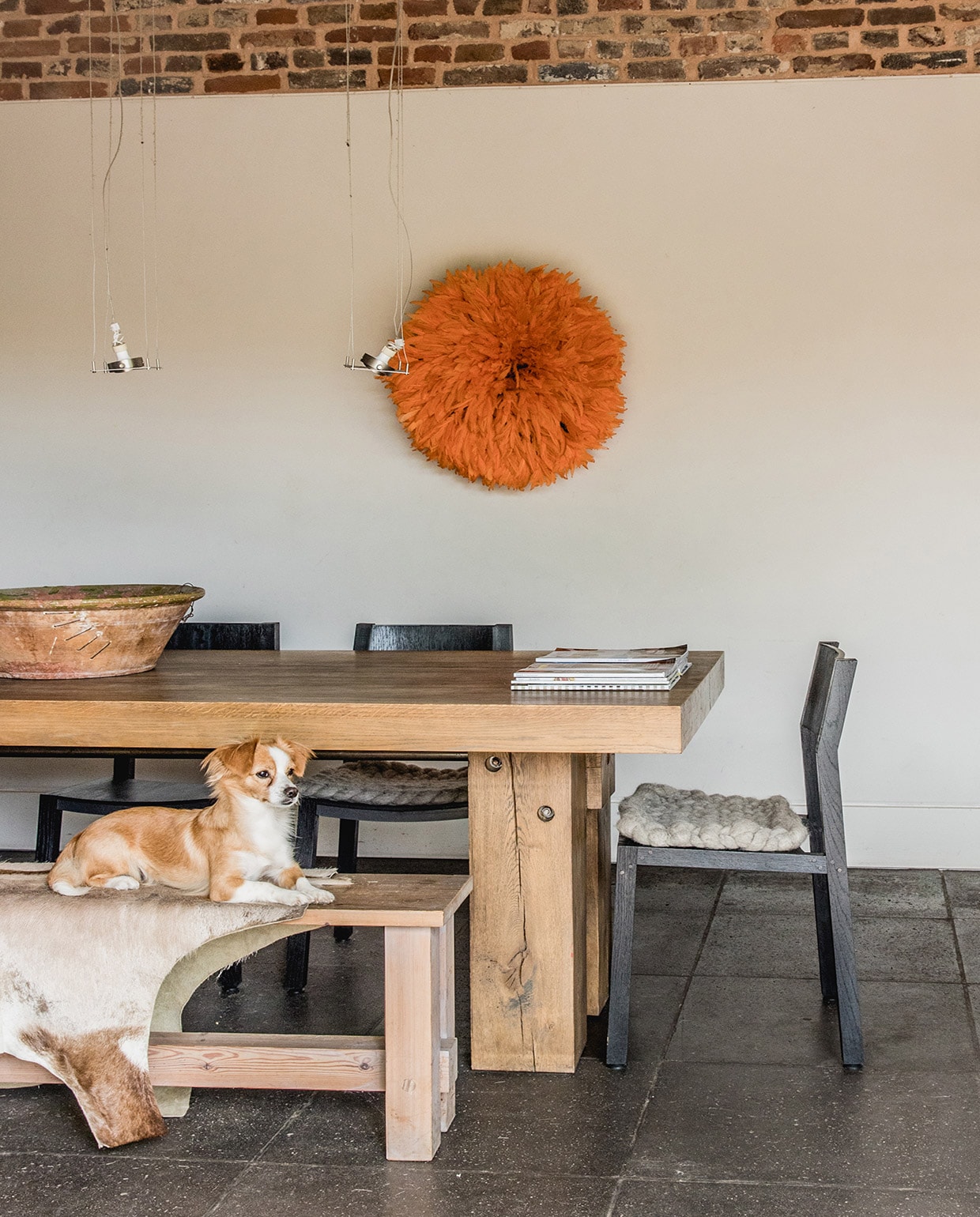 Tafel, stoelen en bank ontworpen en gemaakt door Ruben van Megen. Vintage handgemaakte aardewerken bord uit Spanje. Overig herkomst onbekend.
