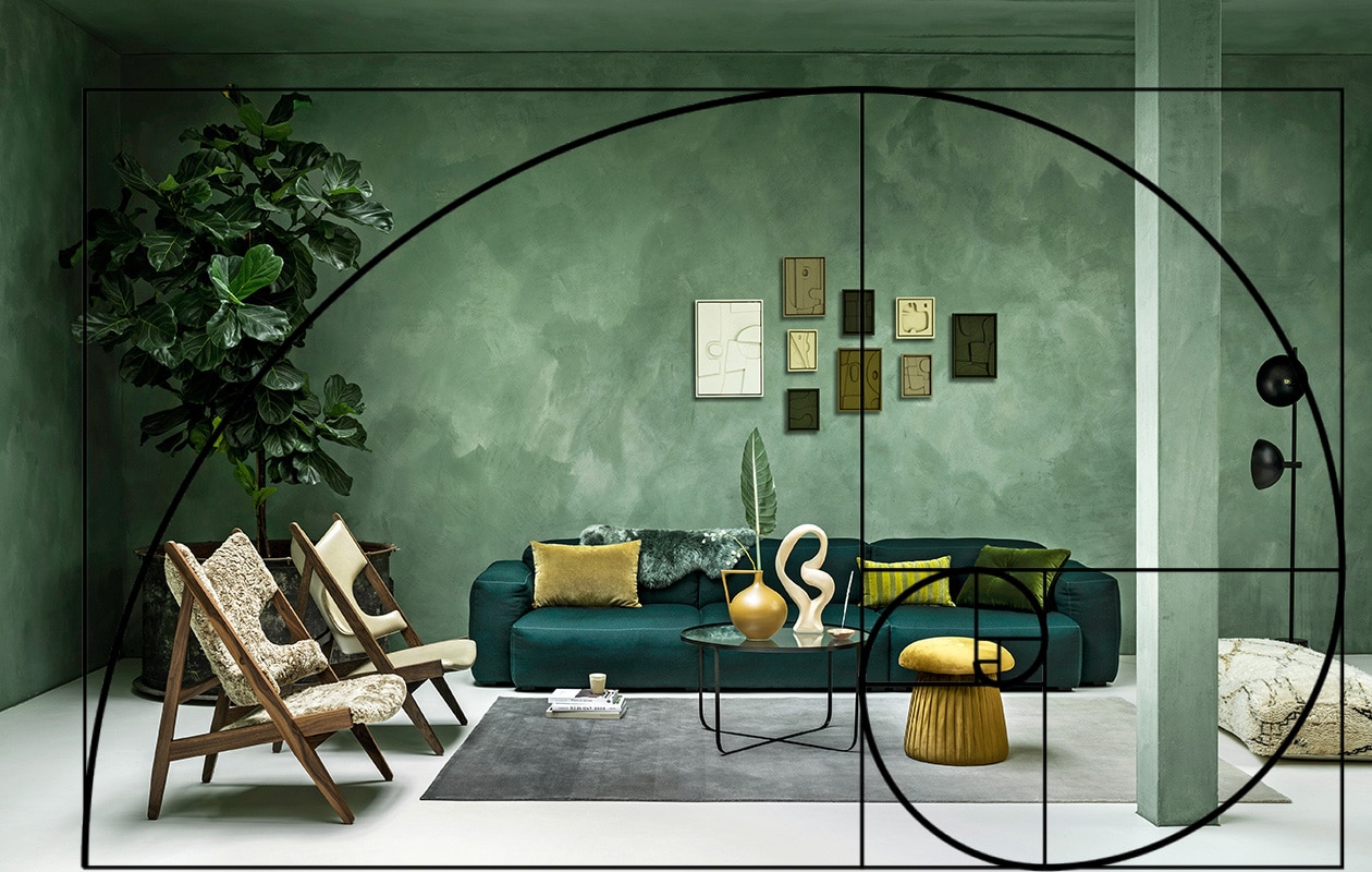 Wollen elementenbank van Hay, 74,6×95,5 cm (dxb), per element vanaf € 2129,-, schapenvacht € 69,- (eijerkamp.nl). Vloerkleed 200×300 cm, per m2, € 900,-, leren Knitting stoel van Menu vanaf € 2595,- (kasstoor.nl). Schapenwollen Knitting stoel van Menu vanaf € 2595,- (designtales.nl). Salontafel van glas en staal van Bloomingville € 269,-, velours poef van Bloomingville € 111,20, mosgroen velours kussen van Hay € 79,-, vaas van HKliving € 99,90, wit object van Bloomingville