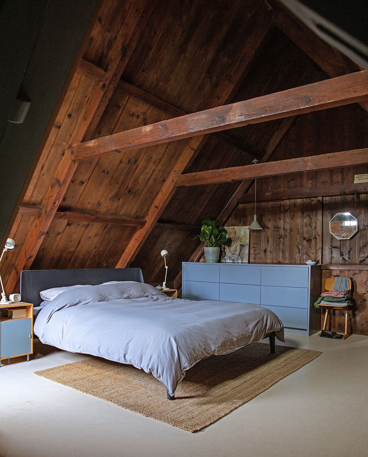 Marmoleum-vloer Forbo, vloerkleed Ikea. Bed Auping, beddengoed Little Dreamers. Nachtkastjes en hanglamp Ferm Living, bureaulampen Jieldé, wekker Hema. Blauwe kast op maat gemaakt, geschilderd in Denim Drift van Flexa. Schoolstoel vintage, pot herkomst onbekend, schilderij gemaakt door een kennis, spiegel Sissy-Boy.