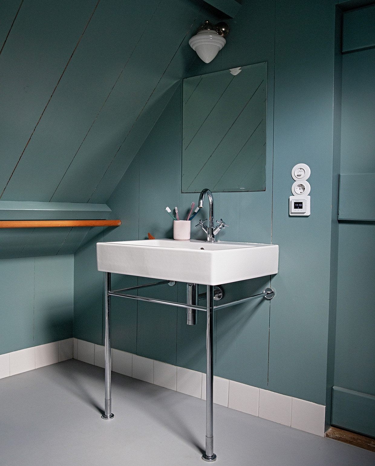 Muurverf Oval Room Blue van Farrow &amp; Ball, wastafel Floris, kraan Grohe, spiegel bouwmarkt, lamp Gispen, beker Hema.