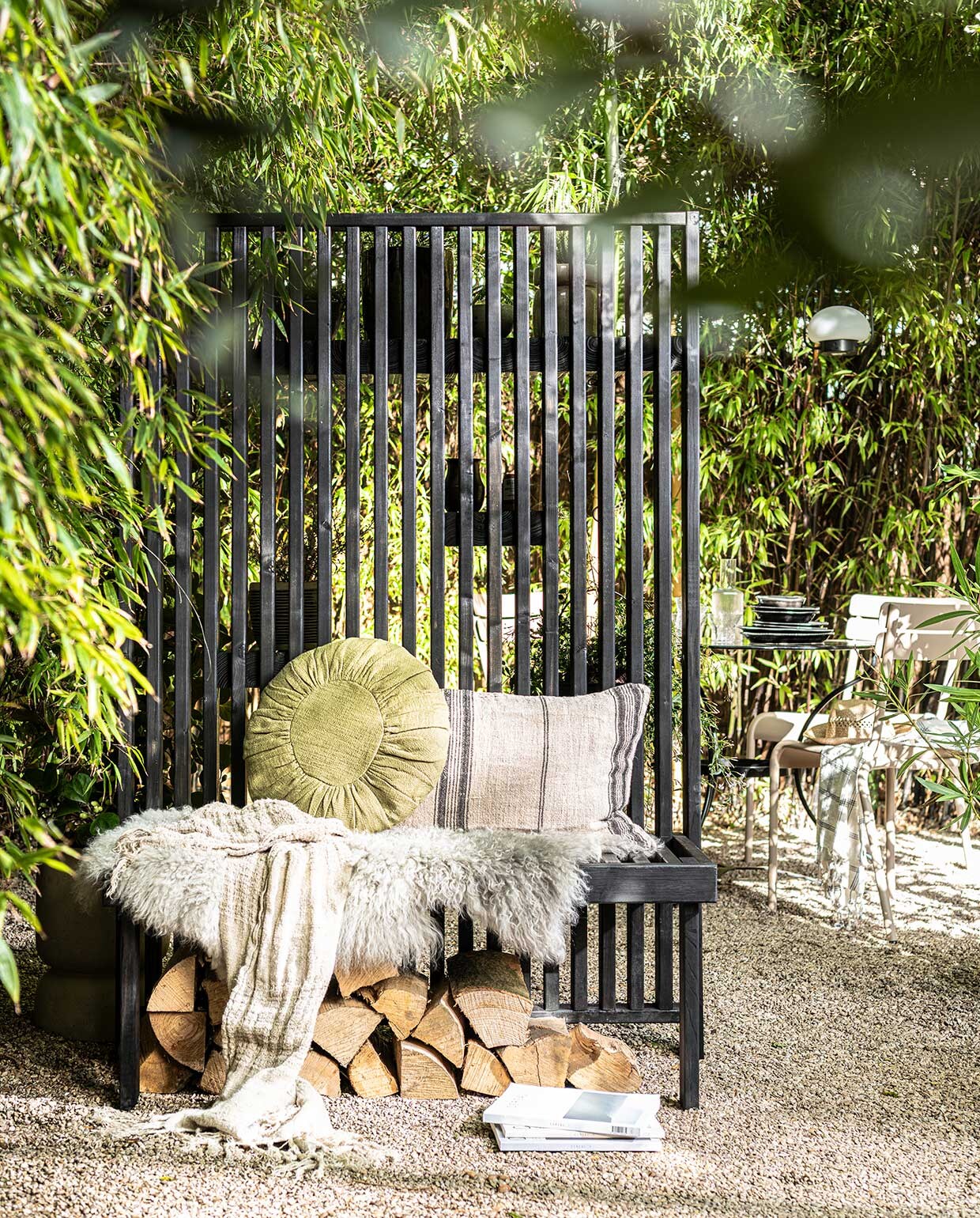 Linnen handdoek Saturn Fringes naturel, 80×150 cm, gestreepte linnen kussenhoes, 40×65 cm, lichtgrijze schapenvacht Tibetan, 90×50 cm (nordal.eu). Rond kussen van Bloomingville glazen karaf Ripple van Ferm Living, geruit badlaken van Kyoto 92×165 cm, lamp Sponge to go Moodmaker van Nordlux (vtwonen.nl). Stoel Luxembourg van Fermob in kleur Nutmeg (extravert.nl). Servies Antique Black Dunes (Iblaursen.nl). Overig privébezit.