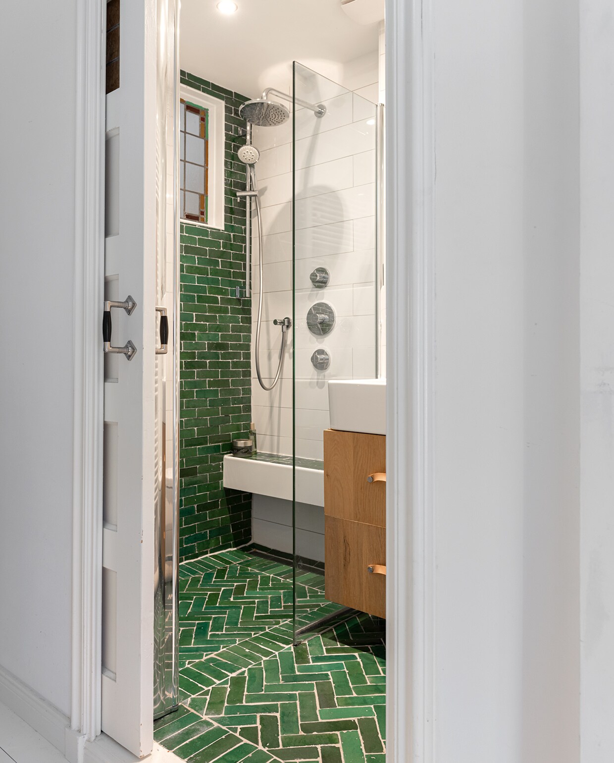 Tegels Bejmat in kleur Vert Foncee Designtegels. Witte tegels Hornbach. Badmeubel zelfgemaakt. Kranen Hotbath.