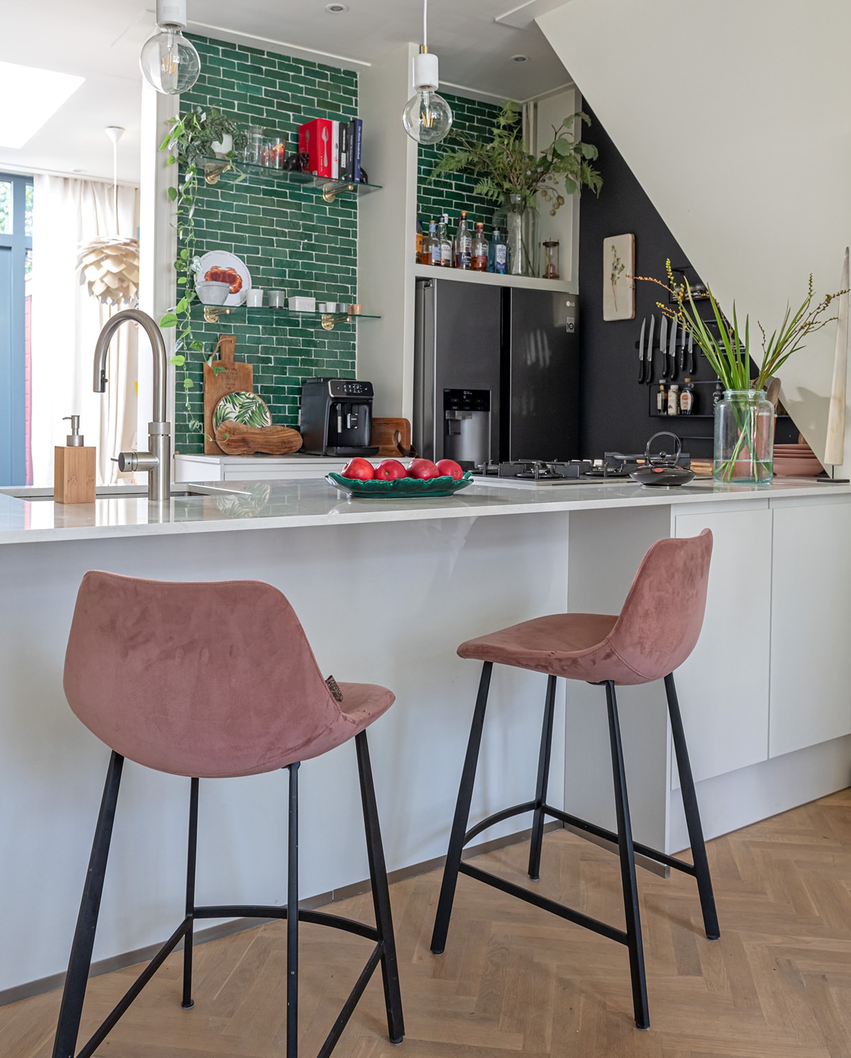 Barkrukken Dutchbone. Keuken Keukenloods. Zeeppomp Hema. Groene schaal vintage. Glazen vaas IJhallen. Zwarte theepot kringloop. Hanglampen Nordlux Siv. Bord met krab Cosy&amp;Trendy. Snijplanken The Captain’s Cabin Ullapool. Bord met bladeren herkomst onbekend. Kunstwerk aan de muur met tijm Stiger Woods. Zwarte krijtverf Gamma.