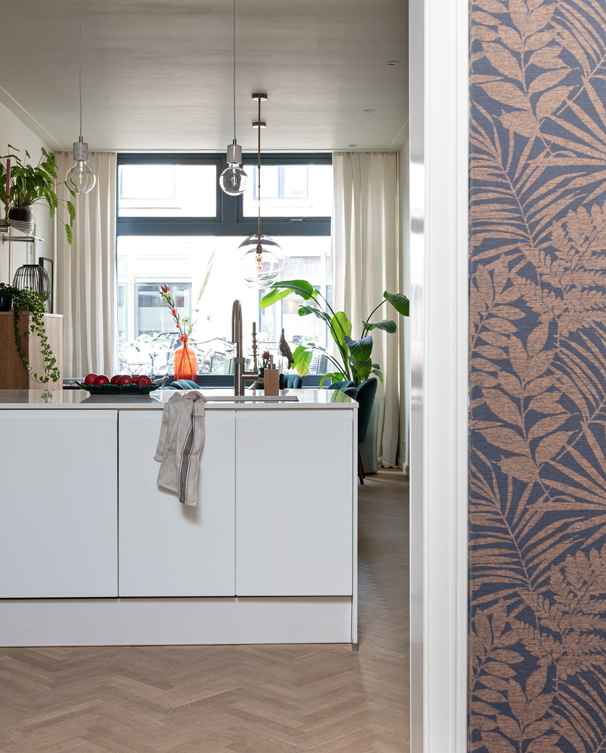 Keuken Keukenloods. Hanglampen Nordlux Siv. Oranje vaas IJhallen. Groene schaal vintage. Theedoek Kwantum. Behang Karwei.