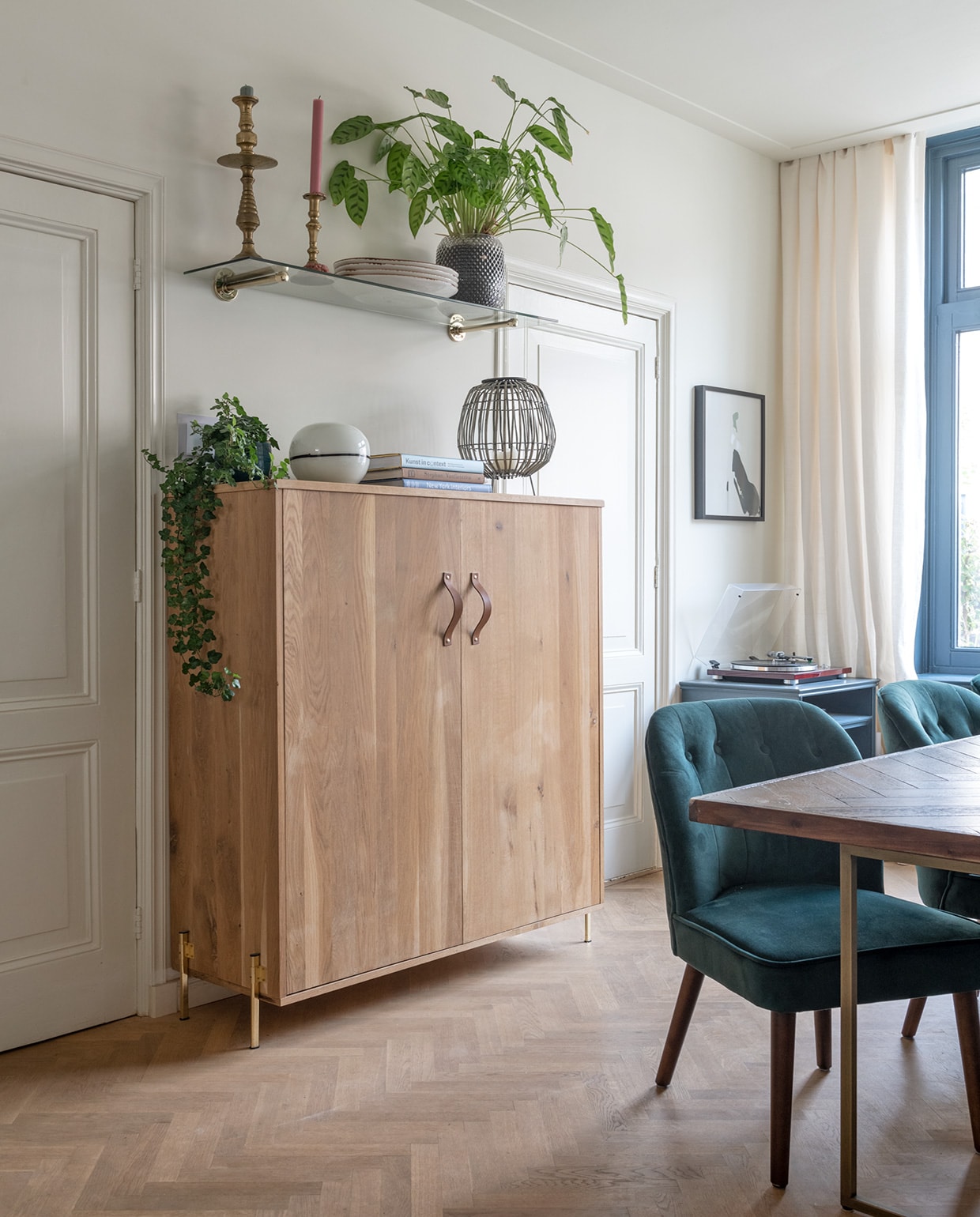 Kast zelfgemaakt. Stoelen Made. Eettafel Dutchbone.