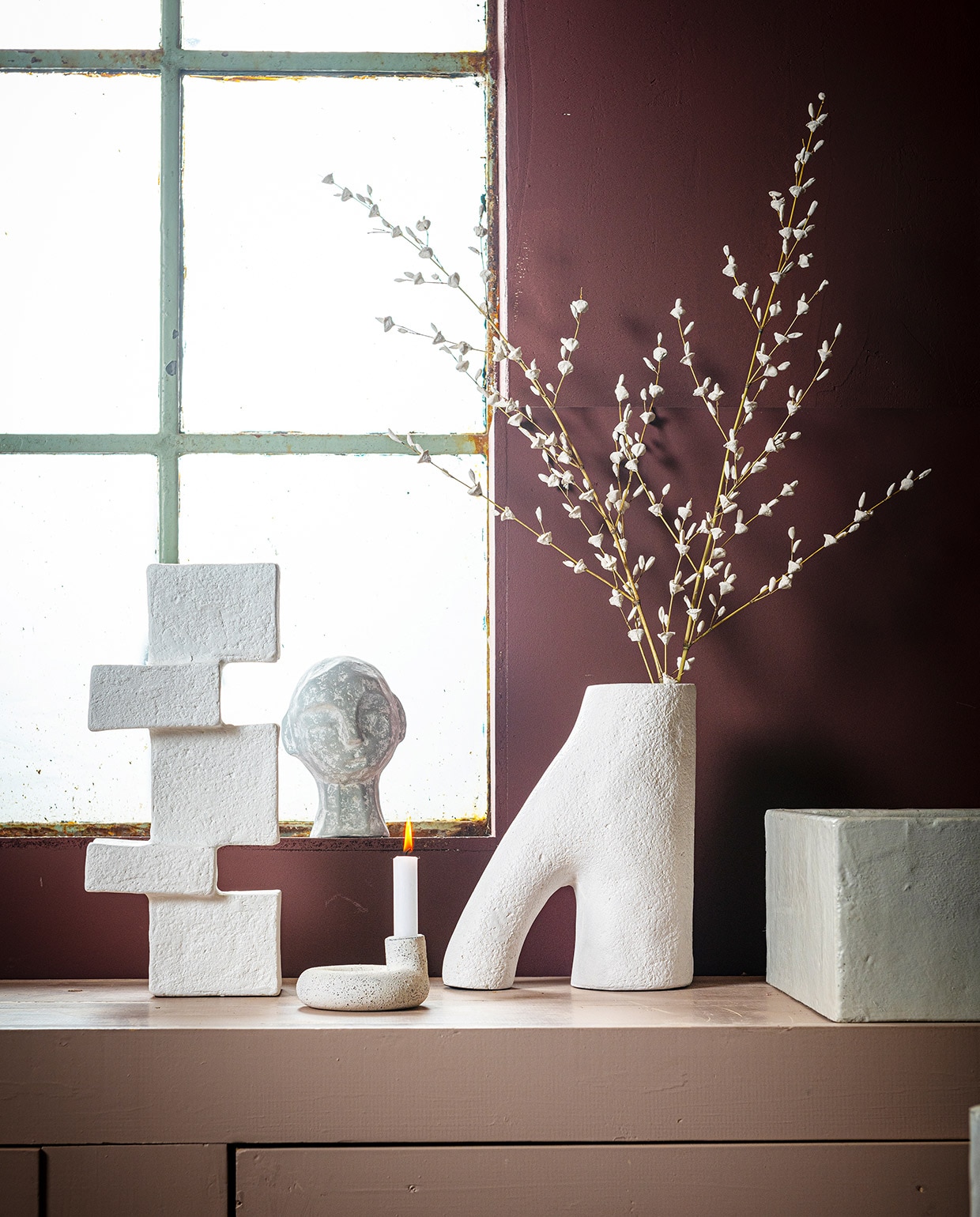 V.l.n.r. Eiwitkleurige sculptuur gemaakt van ecomix, 14x10x36 cm (bxdxh) € 44,95. Zandkleurige sculptuurkop gemaakt van ecomix, in maat S, 13,5×12,5 x 20 cm (bxdxh) € 34,95. Zandkleurige kandelaar gemaakt van ecomix, 12x12x6,5 cm (bxdxh) € 16,95. Eiwitkleurige vaas gemaakt van ecomix, in maat L, 24x12x29 cm (bxdxh) € 44,95.