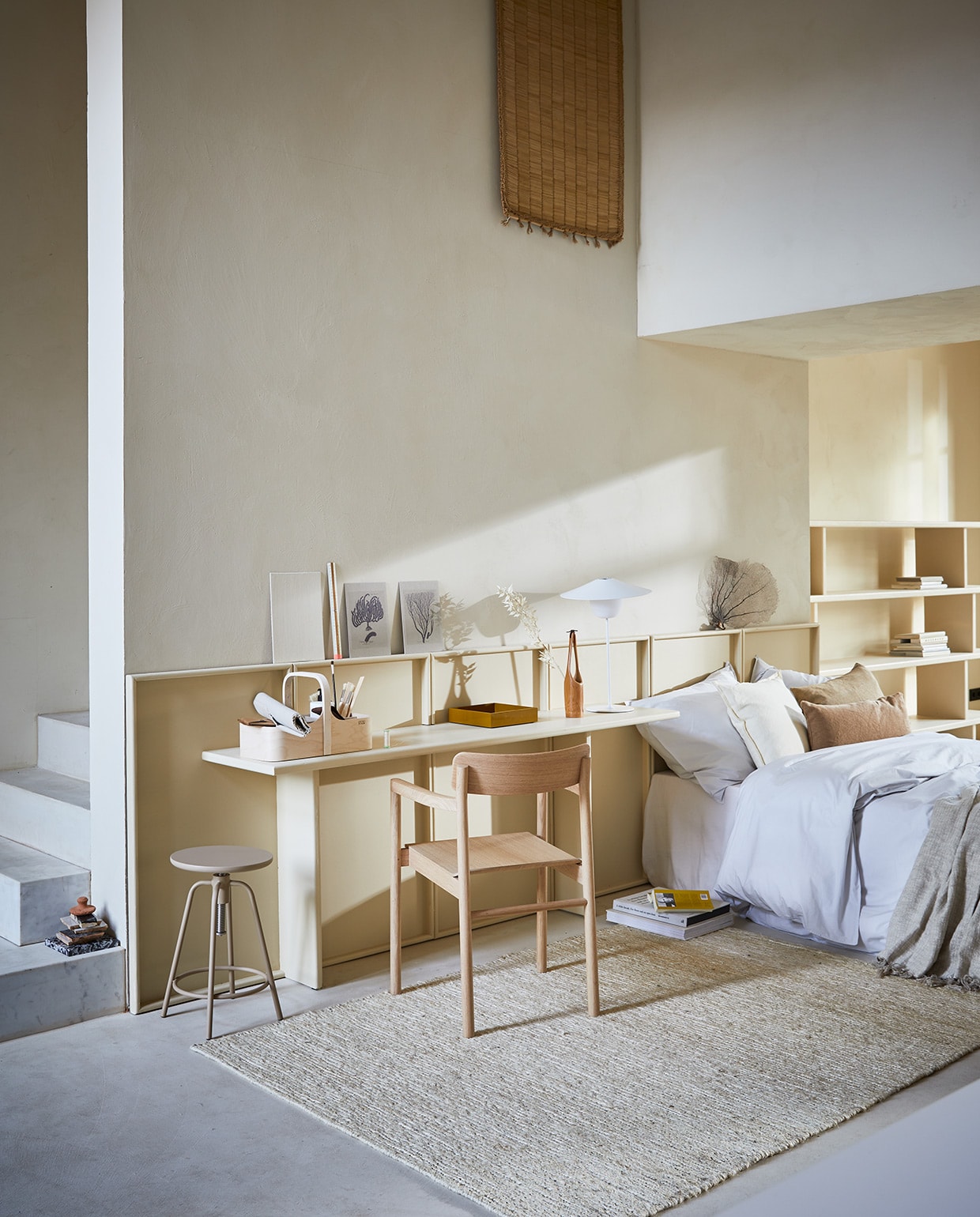 Op maat gemaakt headboard-bureau, prijs op aanvraag (com-anders.nl). Houten stoel Post van Fredericia (designtales.nl). Houten opbergkist met handvat Verso Koppa Tool Box (nordicnew.nl). Kruk Around, ledlamp Ani (blomus.com). Dekbedovertrek van perkal katoen in kleur Pebble (suite207.com). Linnen kussens 55×55 cm, okergeel gelakt dienblad (bungalow.dk). Linnen plaid (hm.com). Japans houten vaasje (japansewinkeltje.nl). Ivoorkleurig vloerkleed van hennep 140×200 cm, kleedje van zeegras (anoukb.com). Overig privébezit.