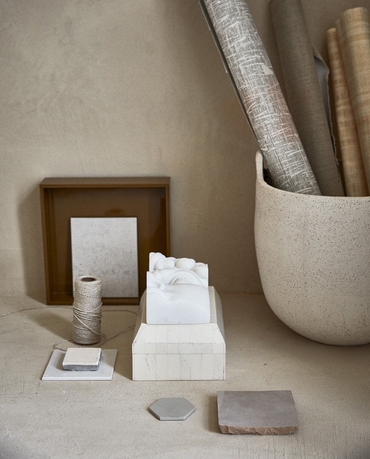 Mand (fermliving.com). Liggend wit object polystone gezicht (hkliving.nl). Overig privébezit.