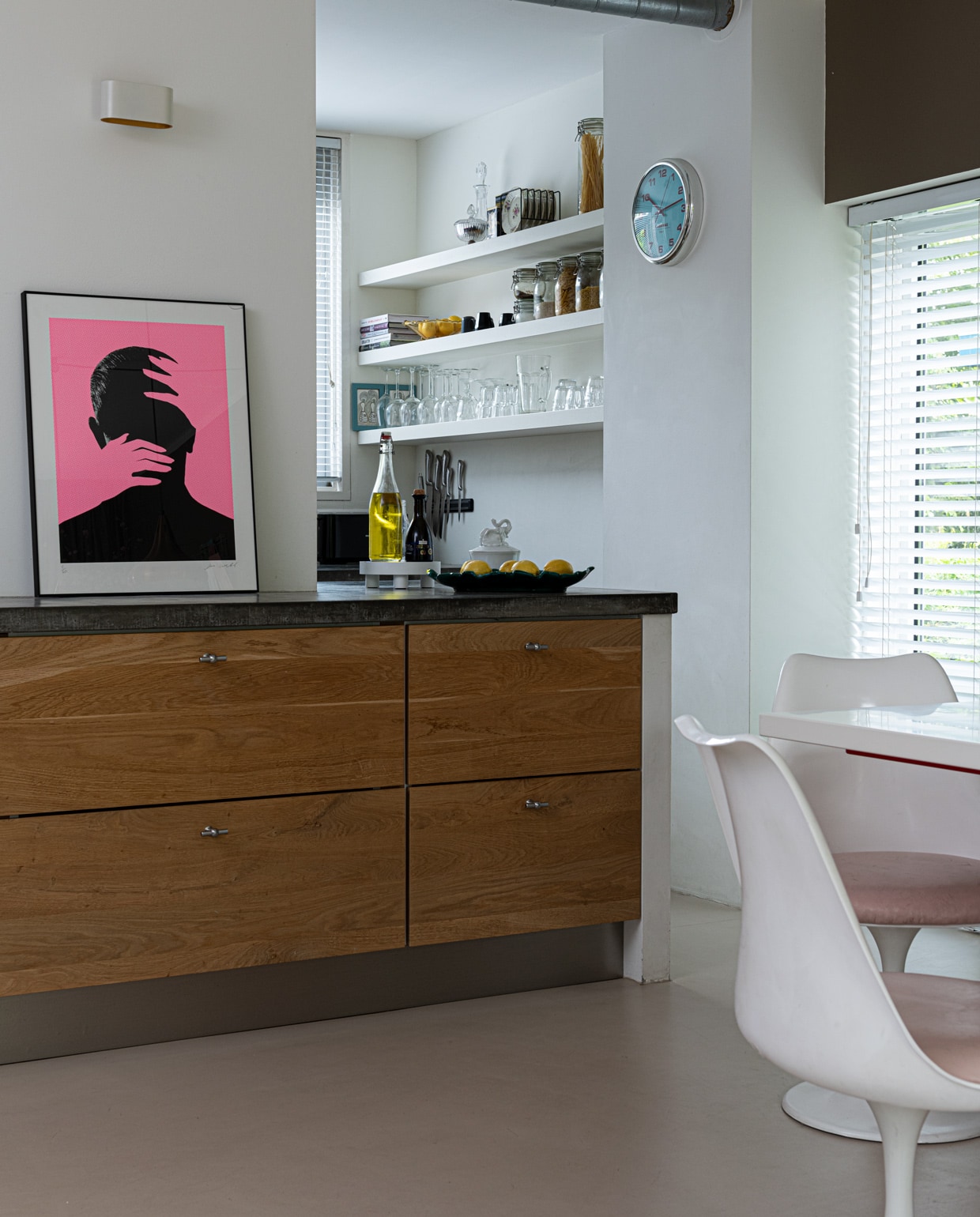Keuken Ikea, fronten door Koak design. Marmoleumvloer Walton van Forbo vloeren. Kunstwerk Joe Webb Art Embrace.