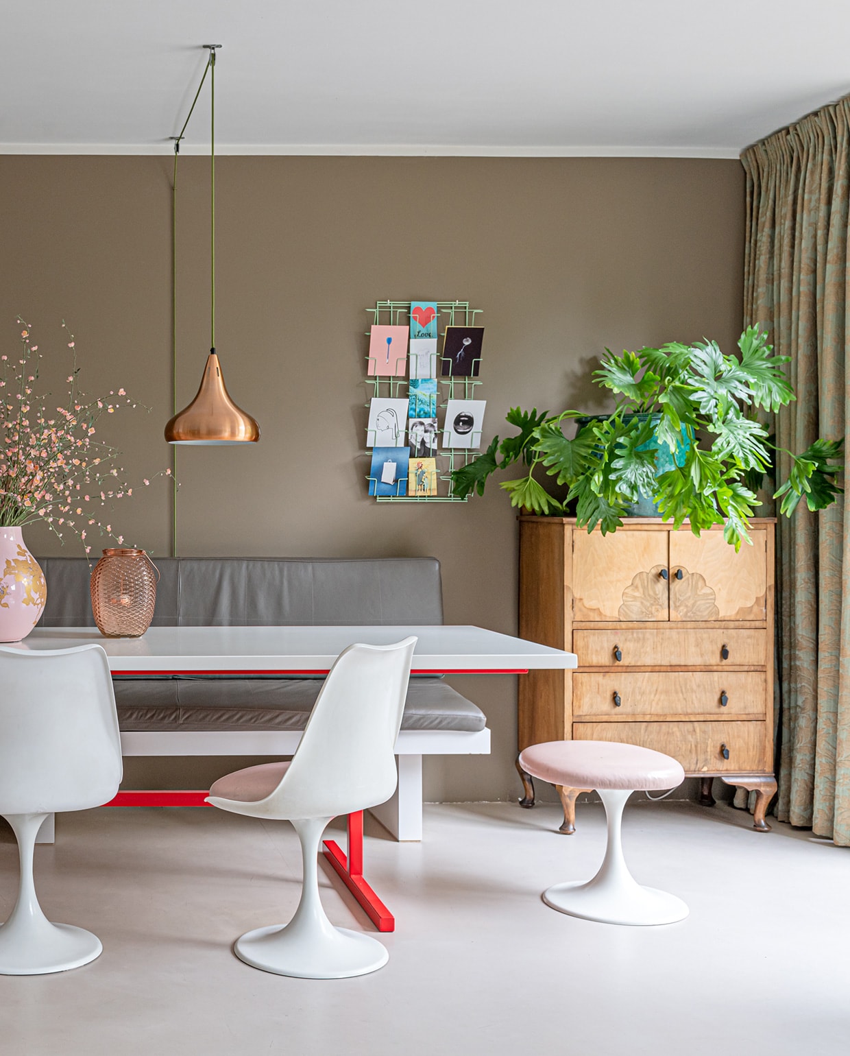 Muurverf Real Grey van Flexa. Hanglampen en kaartenrek Marktplaats. Houten kast La Folie Antiek. Plantenbak en bank waren cadeaus, de tafel is eigen ontwerp. Stoelen en krukje Pastoe. Vazen van Hella Jongerius voor Ikea (roze) en Action.