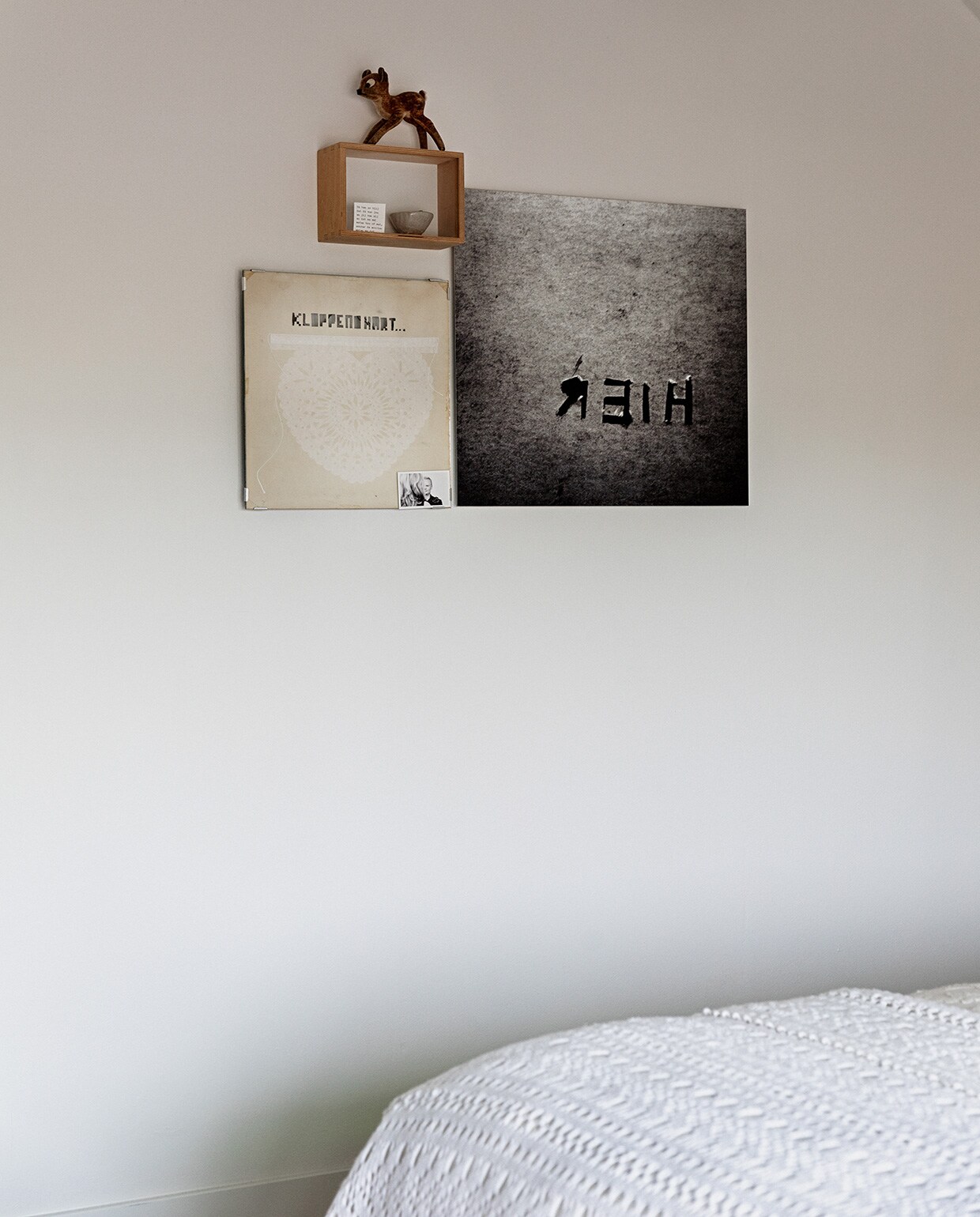 Zwart-witfoto Reih en wit papieren werk ‘kloppend hart’ gemaakt door Rudie, houten vitrinekastje met hertje erop vintage.