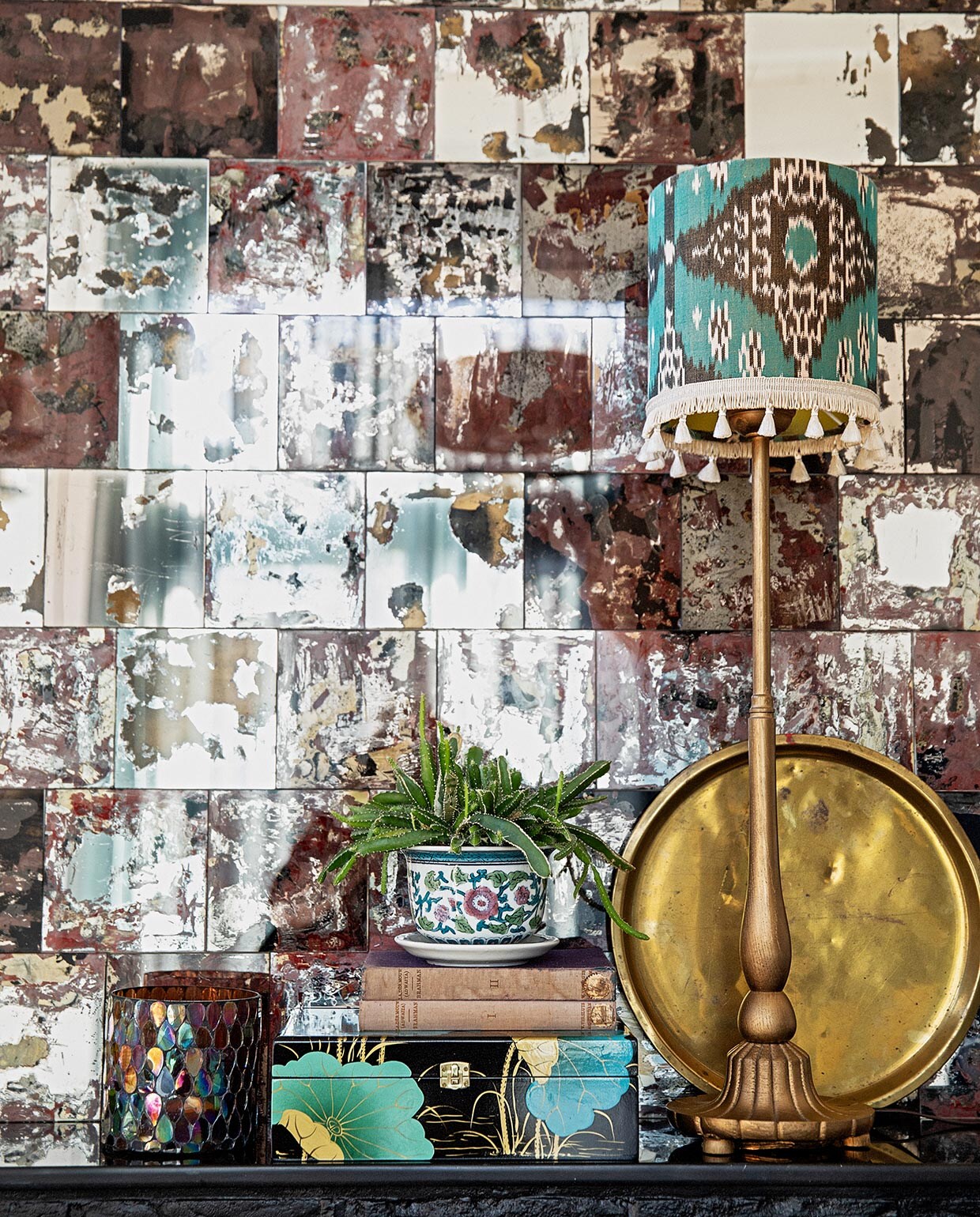 Spiegeltegels Praxis zelf bewerkt voor een verweerd effect, lampvoet kringloop zelf goud gespoten, kap van ikat-stof via Capsicum Amsterdam, waxinelichthouder via Bij Lokaal, doosje cadeau, plantenpot en gouden tray Hippe Kringloop.