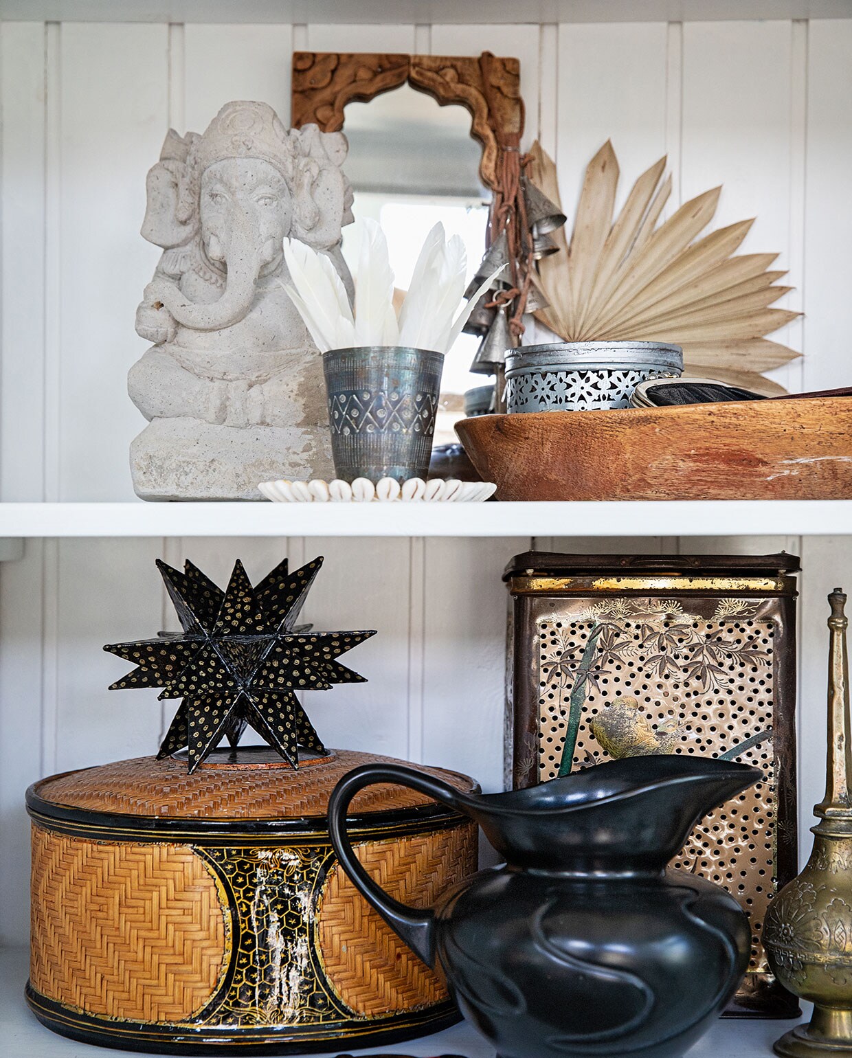 Spiegel en belletjes uit India, Ganesha beeld en houten schaal cadeau gekregen, blad en rotan mand Bij Lokaal, beker vintage uit Denemarken, veren gevonden, onderzetter schelp Laif &amp; Nuver, zeepblik Sissy-Boy, ster zelfgemaakt, brievenopener uit Indonesië, kan en blik kringloop, rozenwatersprinkler uit Tunesië.