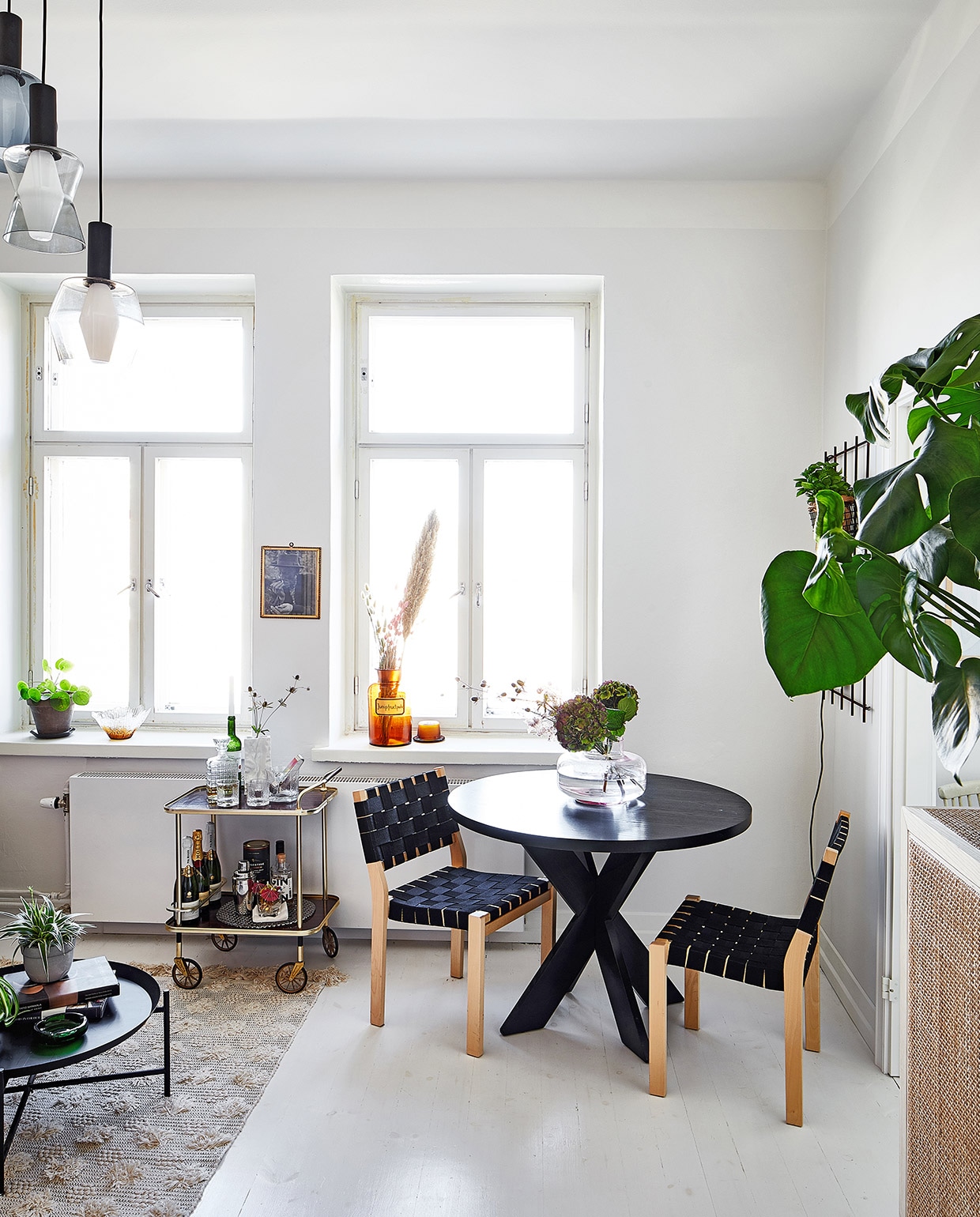 Vloerkleed Anno Collection. Salontafel Ikea. Hanglampen Tapio Wirkkala (Elisa’s oudoom!). Barwagen Fargo. Artek-stoelen vintage. Tafel Jotex.