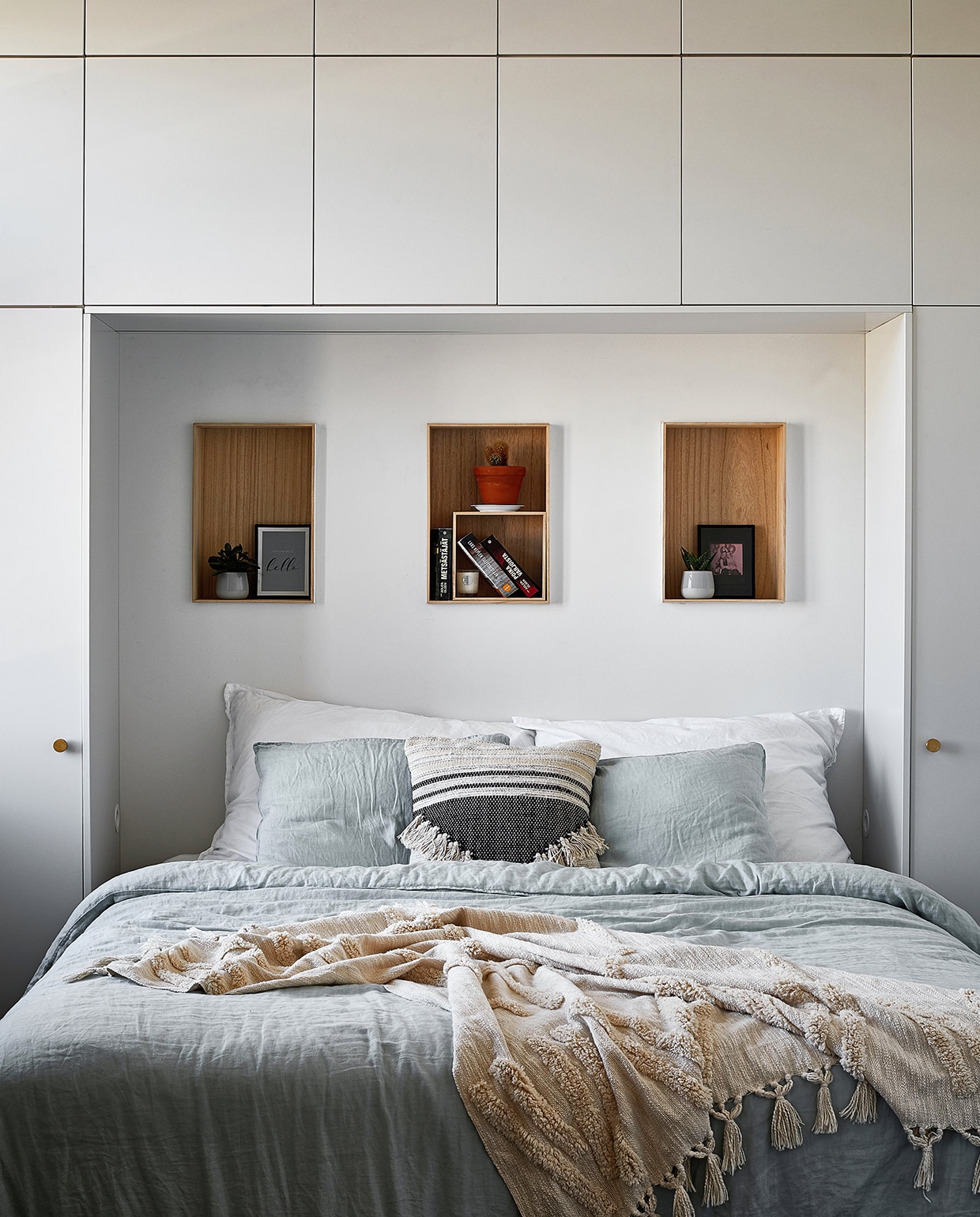 Beddengoed Ikea. Wandnissen Casa Stockmann. Kastenwand op maat gemaakt door Blau Interior.