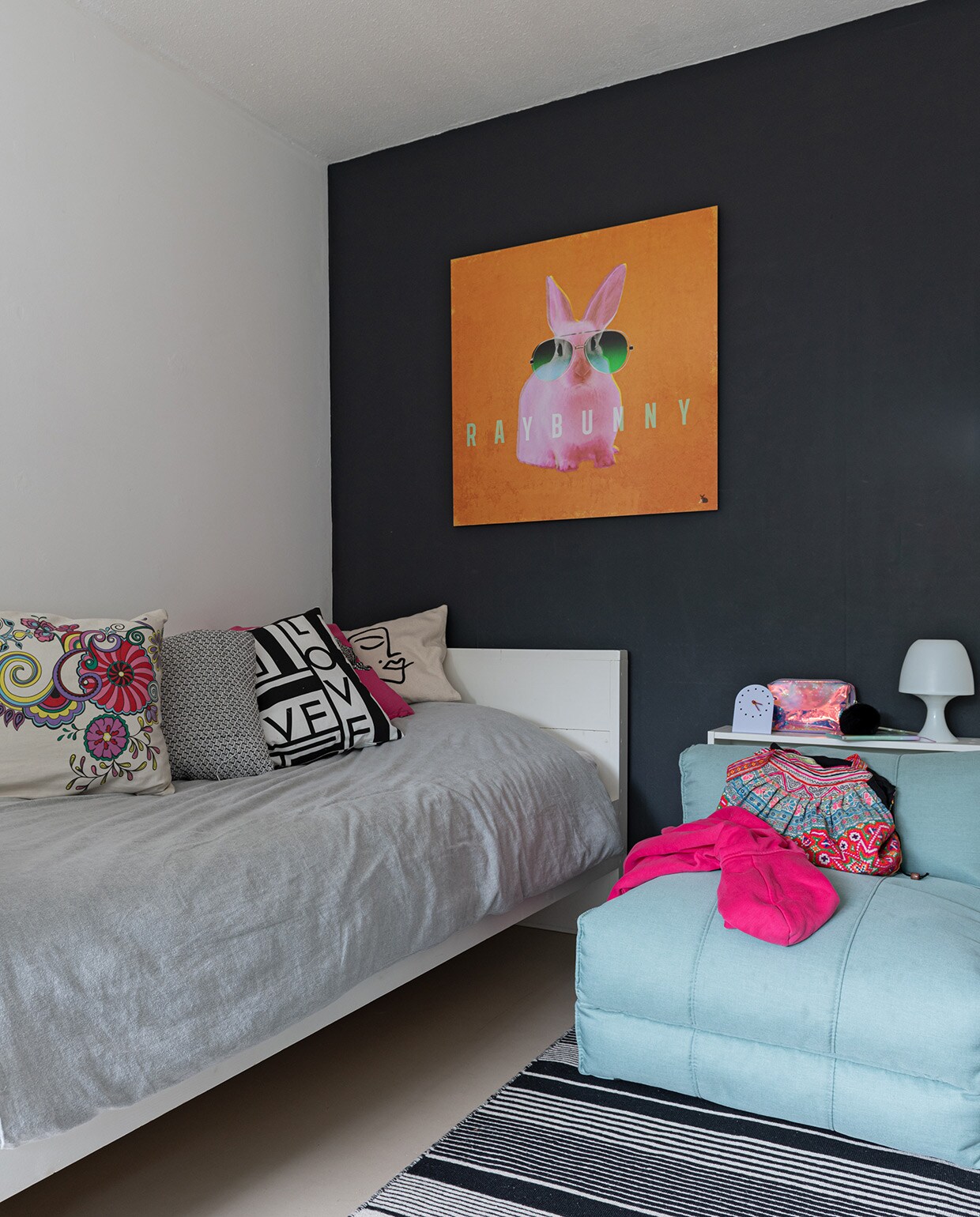 Muurkleur Zwart Flexa. Bedbank van Marktplaats, kussens Ikea, blauwe fauteuil Home 24. Kleed en klok Ikea. Lampje Hema. Muurversiering eigen ontwerp.
