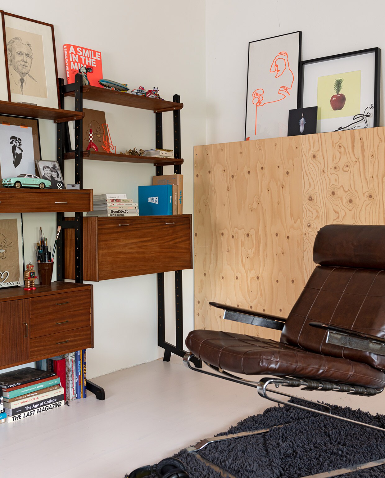Wandmeubel Simpla Lux, stoel vintage. Houten ombouw zelfgemaakt en schilderijen eigen ontwerp.