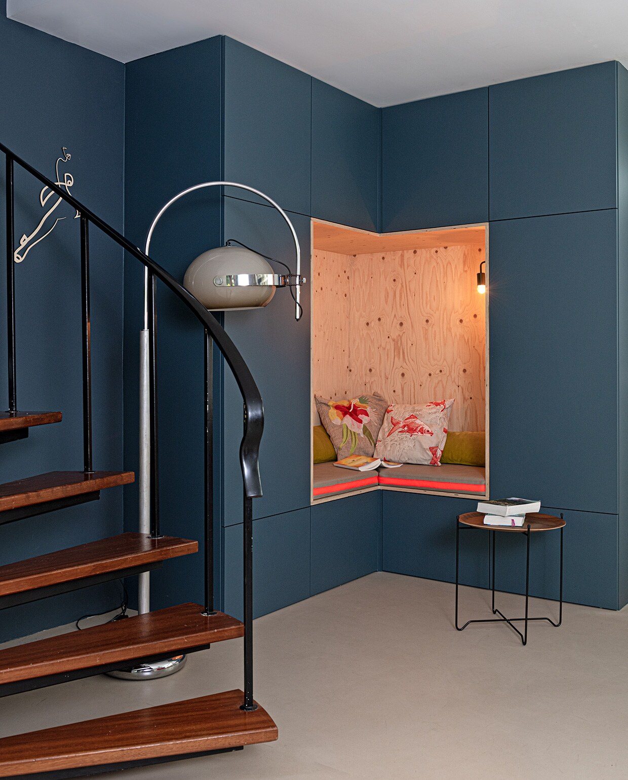 Lamp Dijkstra, vintage. Muurtekening eigen ontwerp. Alkoof eigen ontwerp uitgevoerd door interieurbouw Niels Breuer, zitkussen eigen ontwerp, gemaakt door No Fruit. Kussens Malagoon (met bloemen) en Raaf (met vissen). Lampje Leen Bakker (zelf in kleur gespoten). Bijzettafel HKliving.