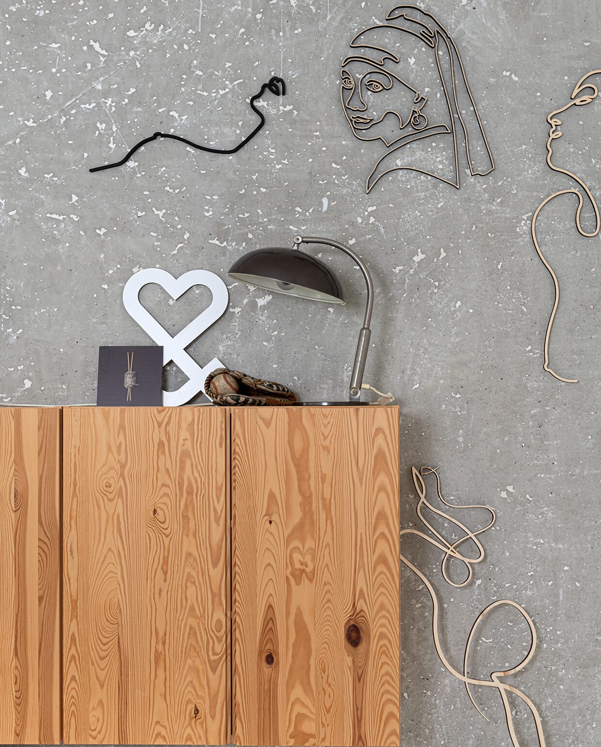 Kast Ikea. Lampje Hala van H. Busquet. Honkbalhandschoen van Michel. Houten element, schilderij en figuren eigen ontwerp.