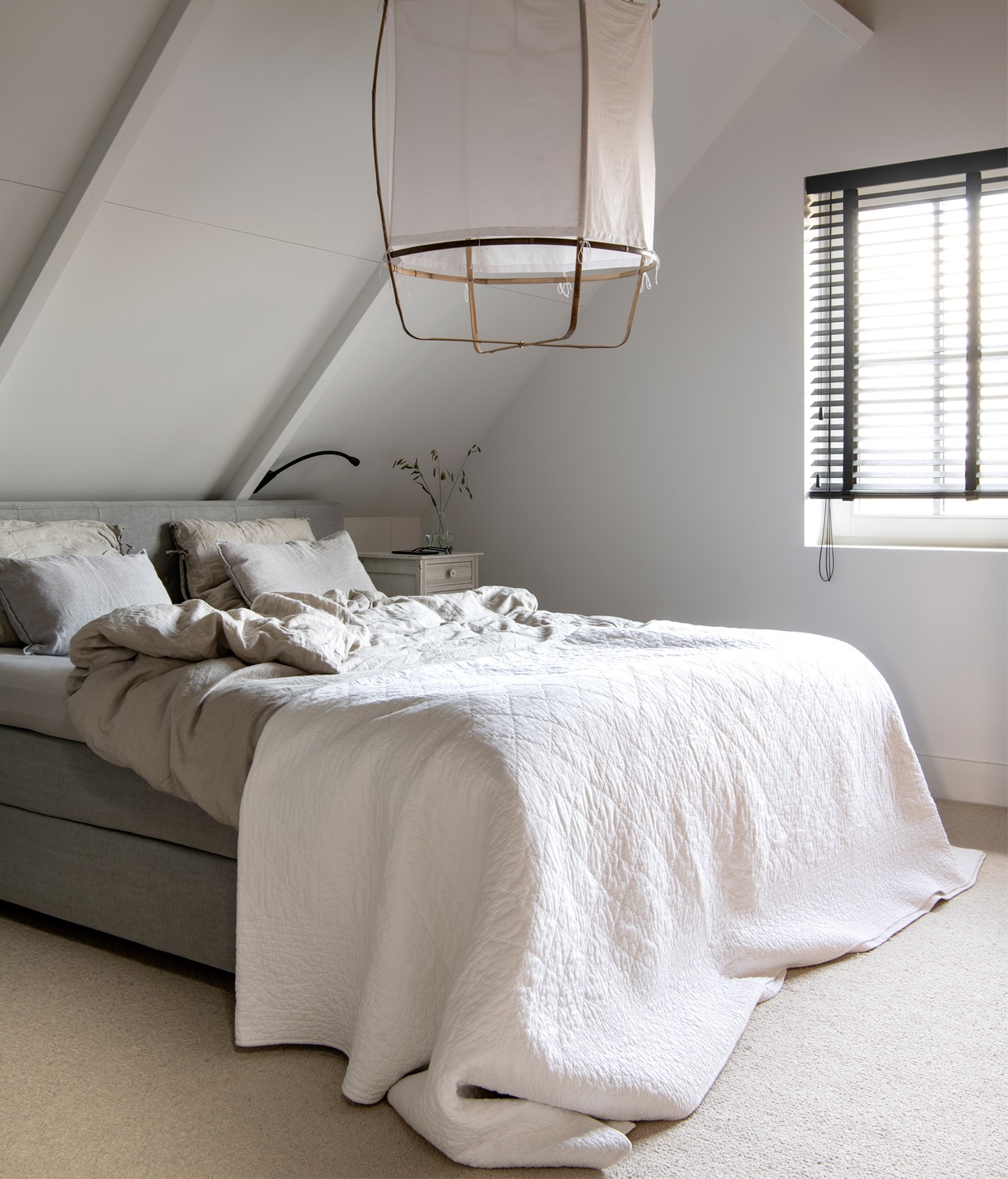 Bed Slaapsfeer, linnen beddengoed H&amp;M, spreiTica, hanglamp Wonen met Lef, nachtkastjerommelmarkt, raambekleding 123jaloezie,wollen vloerbedekking Cunera, leeslamp Ikea.