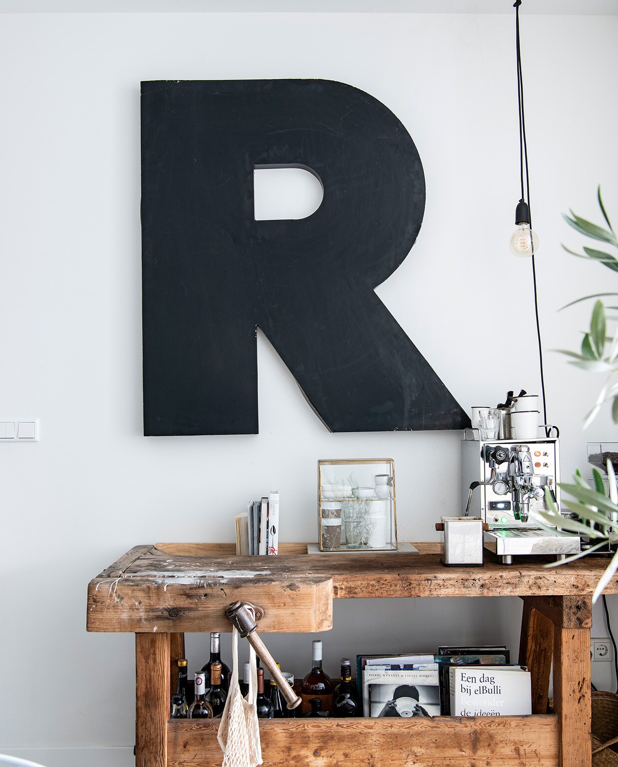 Letter R kringloop Allerhande Panningen, lamp aan snoer Snoerboer via Karwei, werkbank erfstuk, glazen vitrine Jysk, koffiemachine ECM, katoenen tas Kwantum.