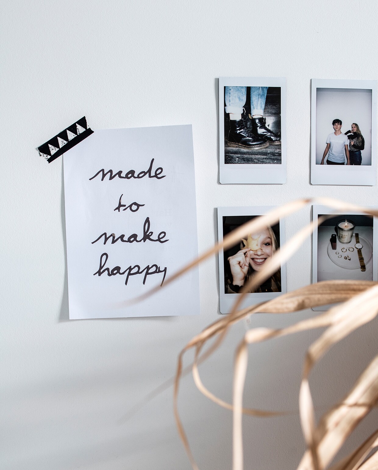 Polaroidfoto’s in Catelijnes kamer.