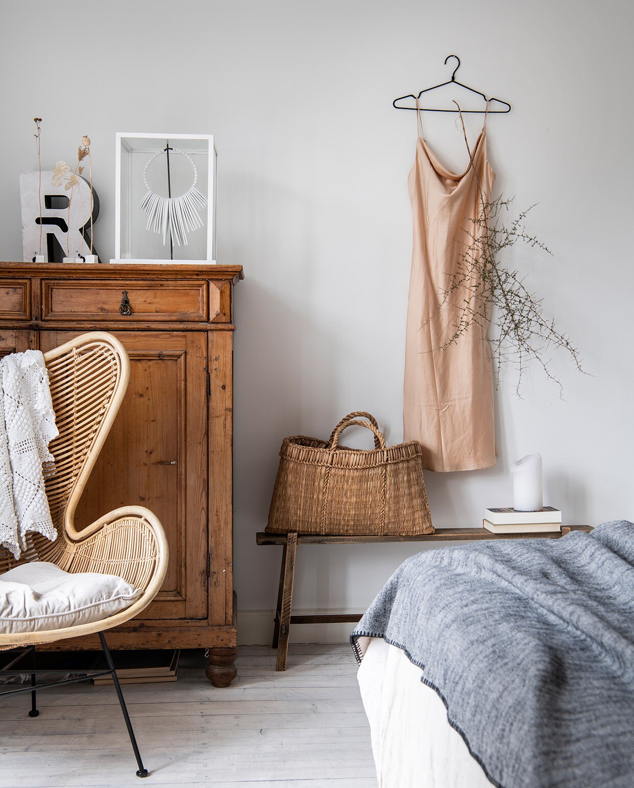 Bed Dreamliner via intense-boxsprings.nl, beddengoed Passion for Linen. Stoel HKliving, kast herkomst onbekend. Letter R en rieten tas kringloop Allerhande Panningen. Glazen box met ketting Kwantum, houten bank Xenos, nachthemd Zara, kaars Hema, droogbloemen in houders Nadesign, tak uit de tuin.