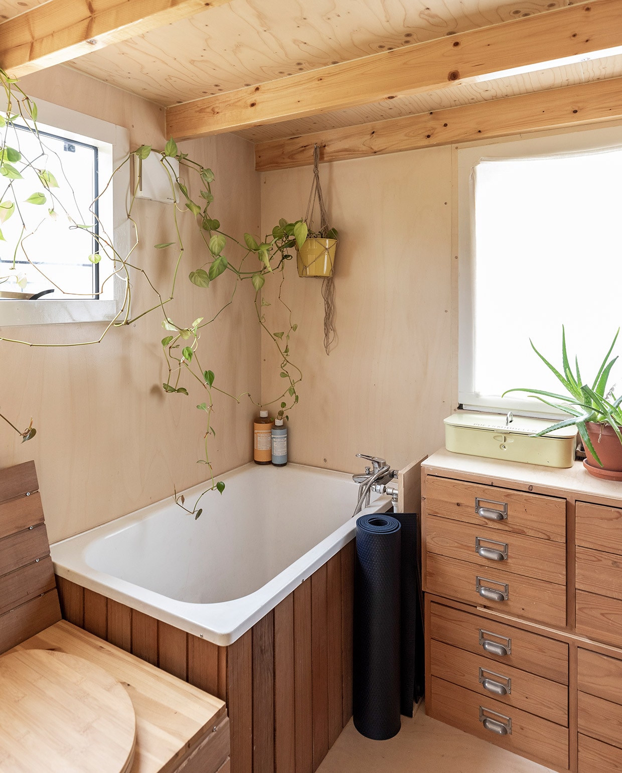 Zitbad Marinella, composttoilet zelfgemaakt. Houten wanden afgewerkt met vijf lagen parketlak. Badkamermeubel gemaakt van oude Lundia-ladenblokken. Metalen (schoenpoets) blik kringloop.