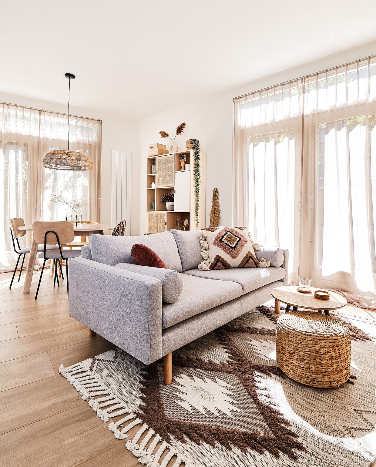 Vloer XL Rafter van vtwonen. Gordijnen whkmp’sown Wehkamp. Eettafel Woood. Stoffen stoel Kwantum. Houten stoel Sklum. Hanglamp en tafelkleed HKliving. Theepot Stelton via fonQ. Beker Bloomingville. Kast Maisons du Monde. Opbergkistjes Bloomingville.Cirkelvaas H&amp;M Home. Houten bijzettafel Kwantum. Vaas Jysk. Bank whkmp’sown Wehkamp. Rond kussen Essenza. Kussen met print en vloerkleed H&amp;M Home. Rieten poef Maisons du Monde. Bijzettafel Moos via fonQ. Servies Bloomingville. Rieten stoel Leen Bakker.