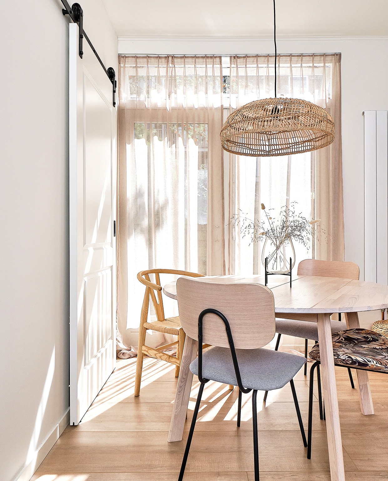 Tafel Woood. Hanglamp, tafelkleed, wijnglazen en servies HKliving. . Houten stoel Sklum. Stoffen stoel Kwantum. Theepot Stelton via fonQ. Vaasje Jysk.