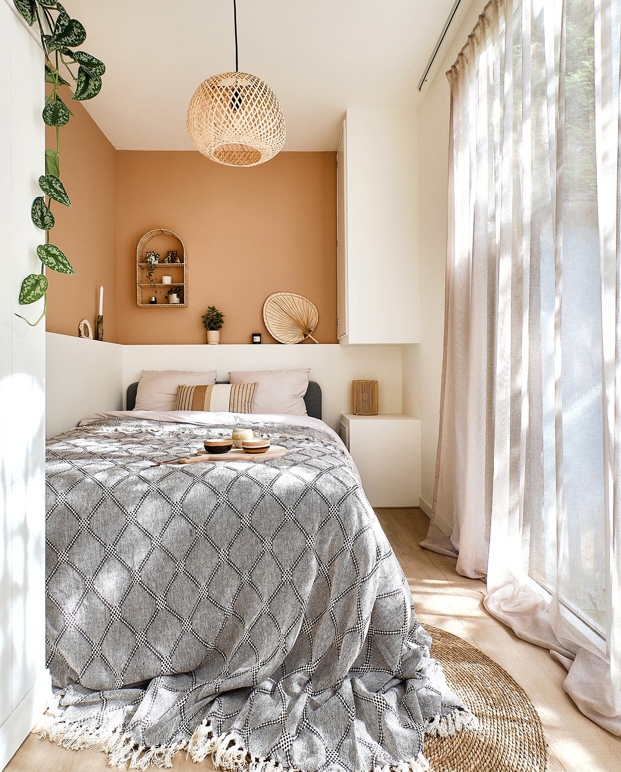 Schuifdeur op maat gemaakt. Gordijnen whkmp’sown Wehkamp. Rond vloerkleed Xenos. Bed Ikea. Sprei en kussen Maisons du Monde. Hanglamp Jysk. Muurverf in kleur Piramide van Praxis. Lijstjes gemaakt door een vriendin. Waaier Maisons du Monde. Plantenpot Ikea. Rieten nachtlampje Maisons du Monde. Mand met pompoms H&amp;M Home. Plantenpot vooraan herkomst onbekend.